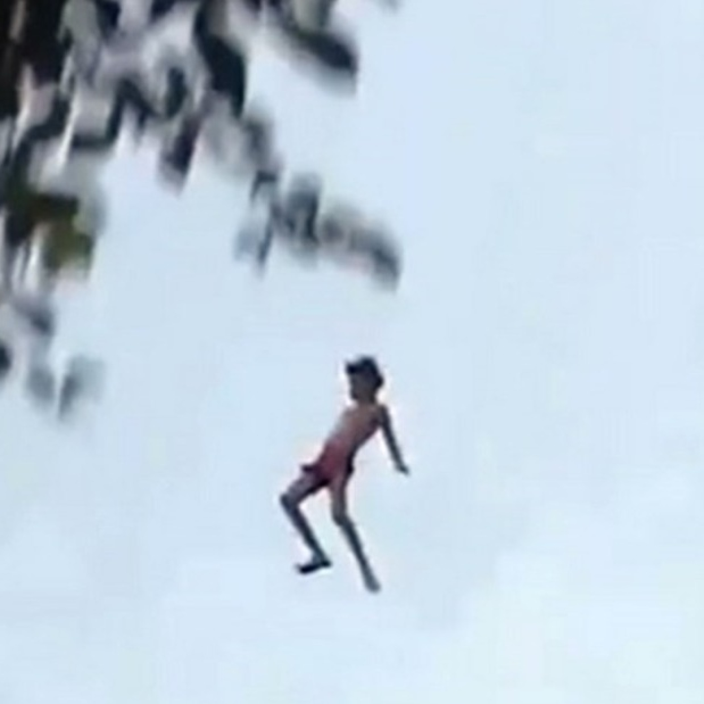 25 años de la mayor locura de Charly García: el salto desde el noveno piso a la piscina de un hotel en Mendoza. episode artwork