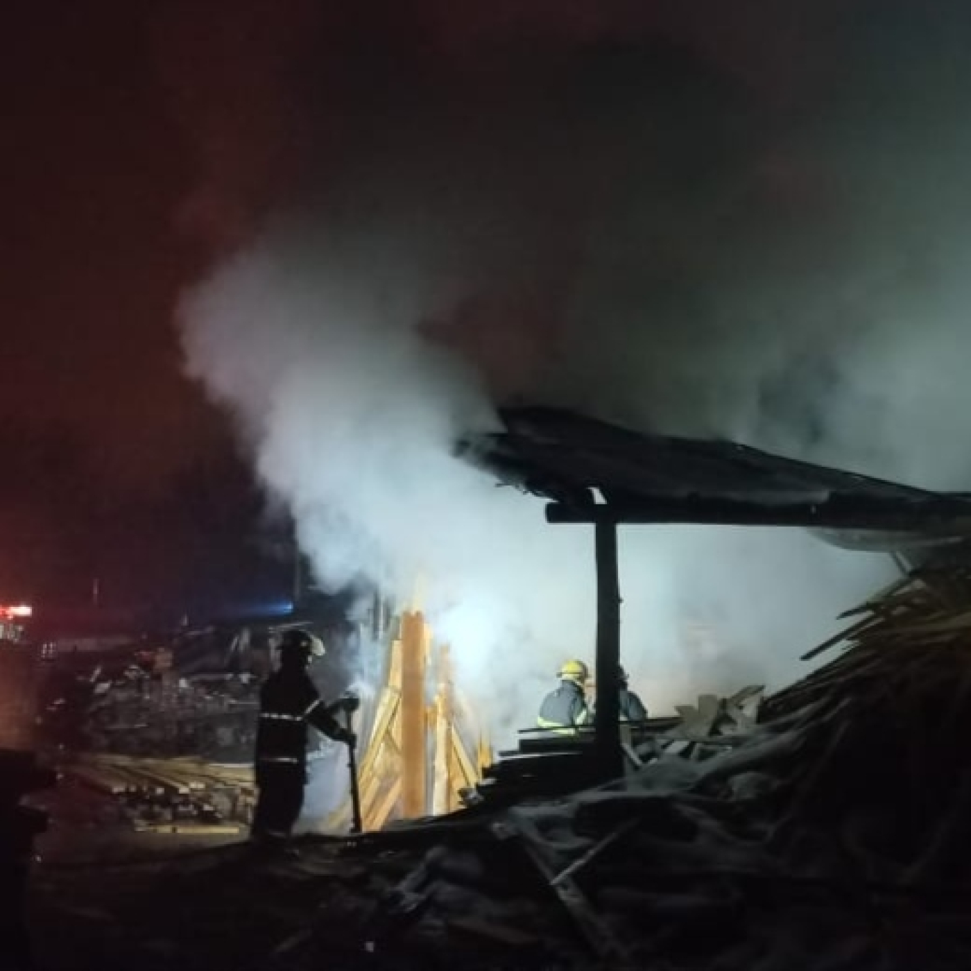 El Bolsón : Un incendio afectó un aserradero ubicado en el límite con Chubut episode artwork