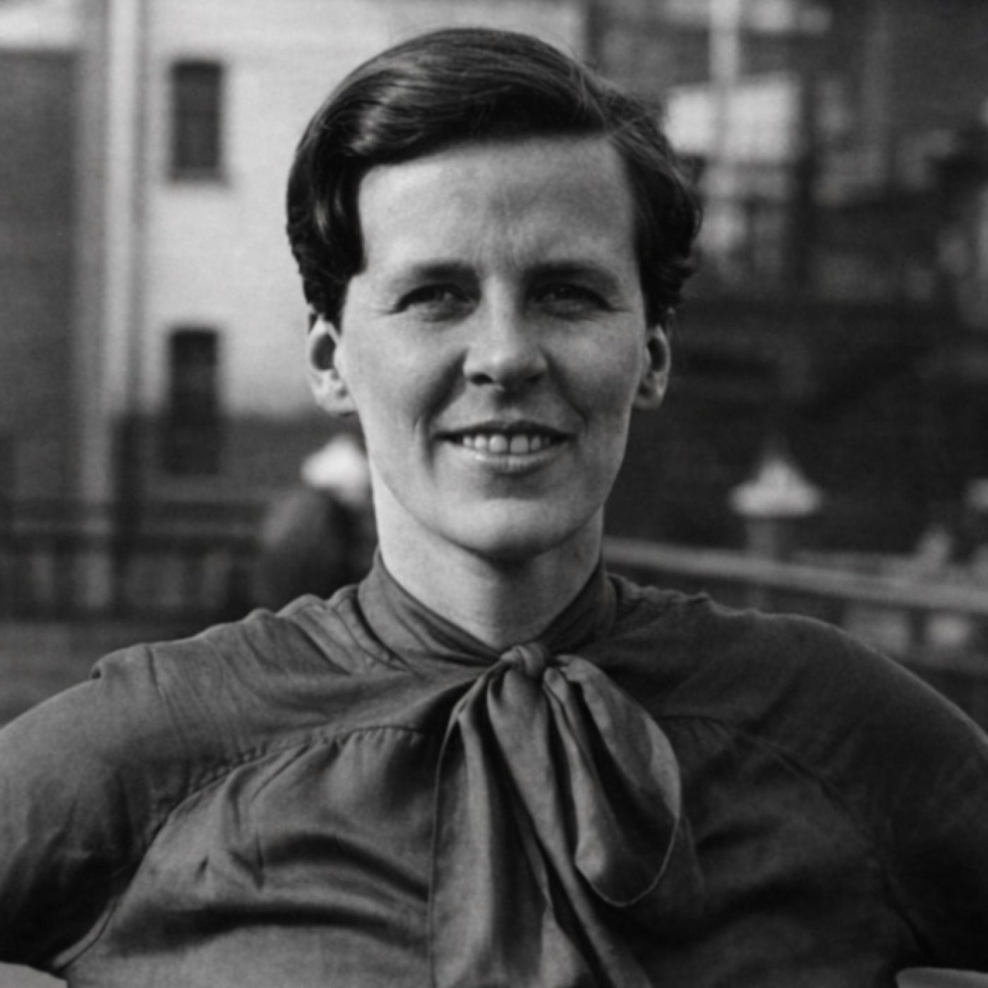 T06E25: Evelyn Irons (1900-2000), periodista y primera corresponsal de guerra condecorada con la Croix de Guerre