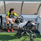 FEM Sport: Ruth Ruano futbolista del Sporting Son Ferrer protagonista en medios de todo el mundo con su hija Julia