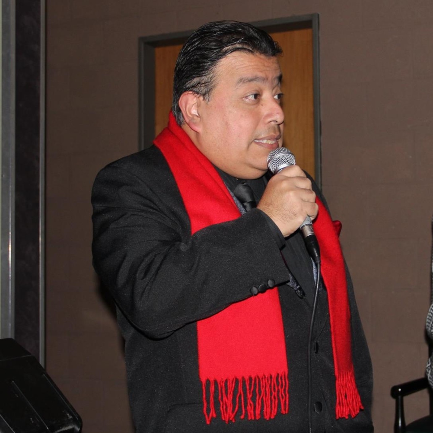 Guillermo Albarado canta