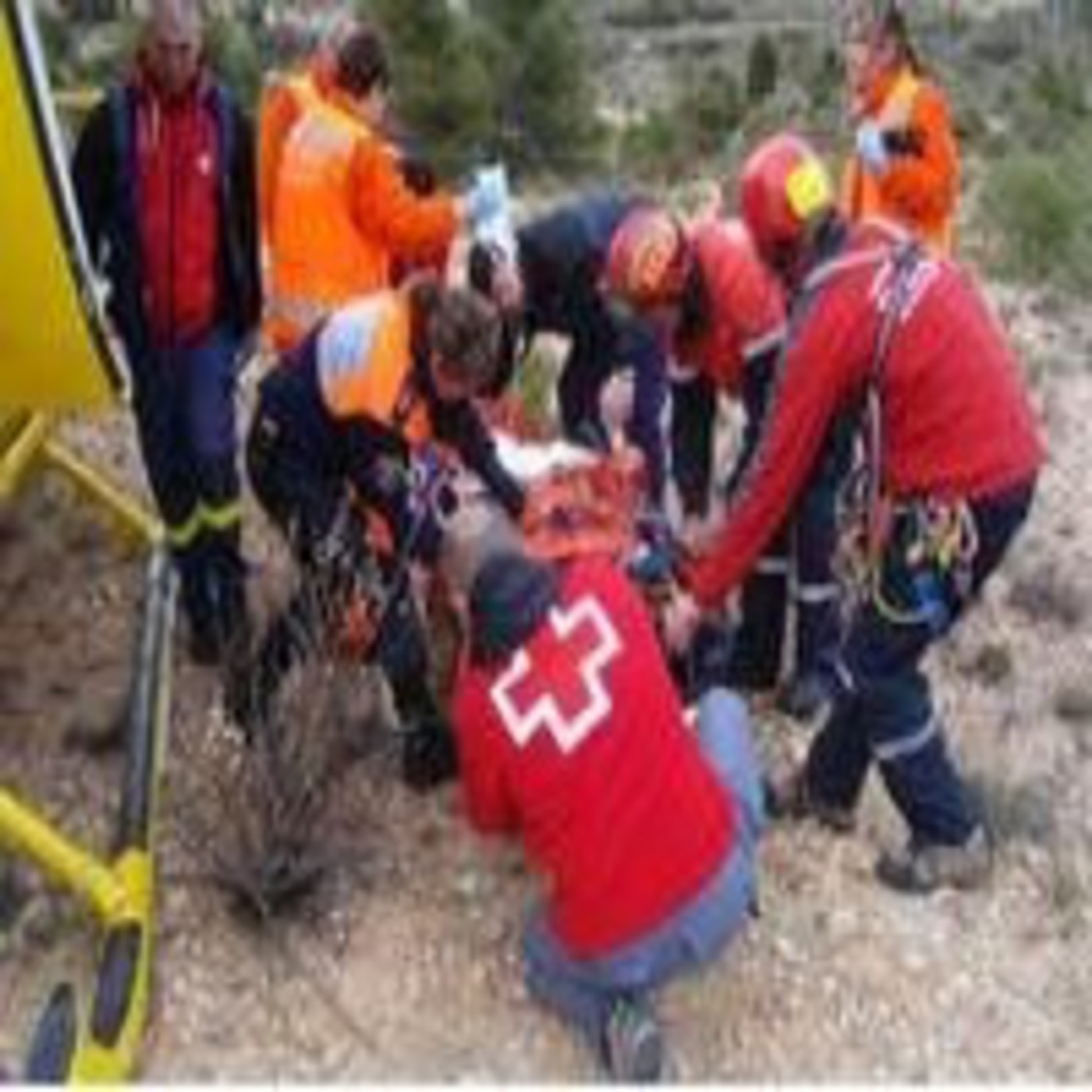 Los bomberos rescatan a una mujer cuyo coche amenazaba con caer al río tras un accidente episode artwork