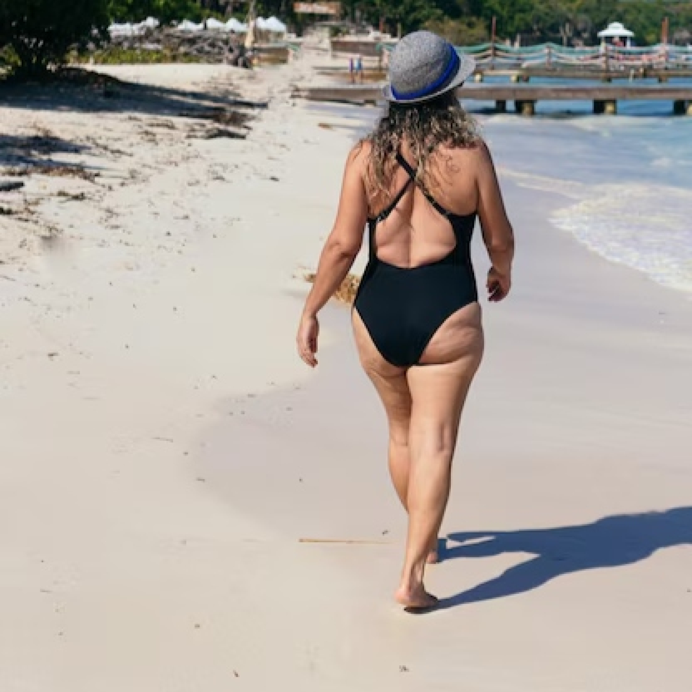 Primer juego en la playa de mi mujer madura.