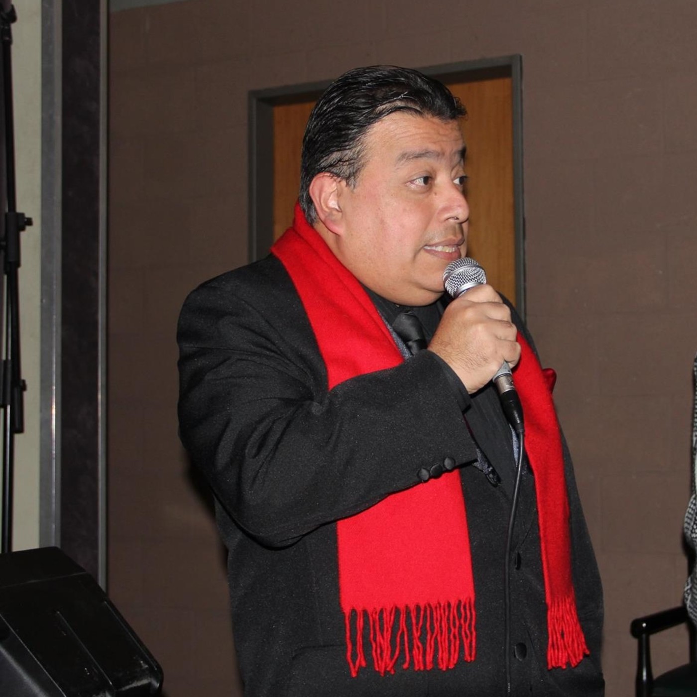 Guillermo Albarado canta