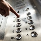 ¿Que alcance tiene la cláusula estatutaria que excluye de pago de mantenimiento y adaptación del ascensor a ciertas vivi