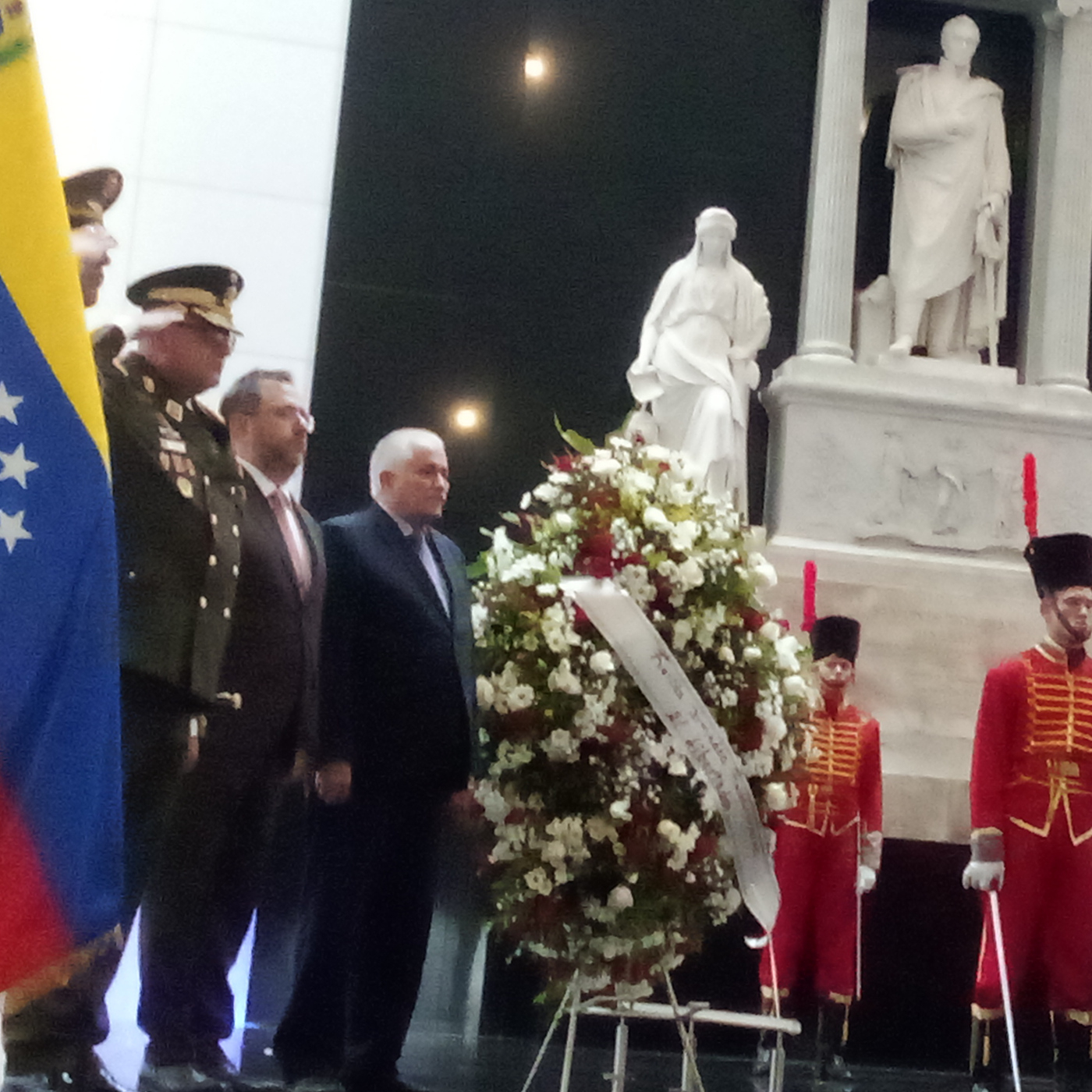 Desde Cuba, la ofrenda al Libertador y la hermandad de dos pueblos