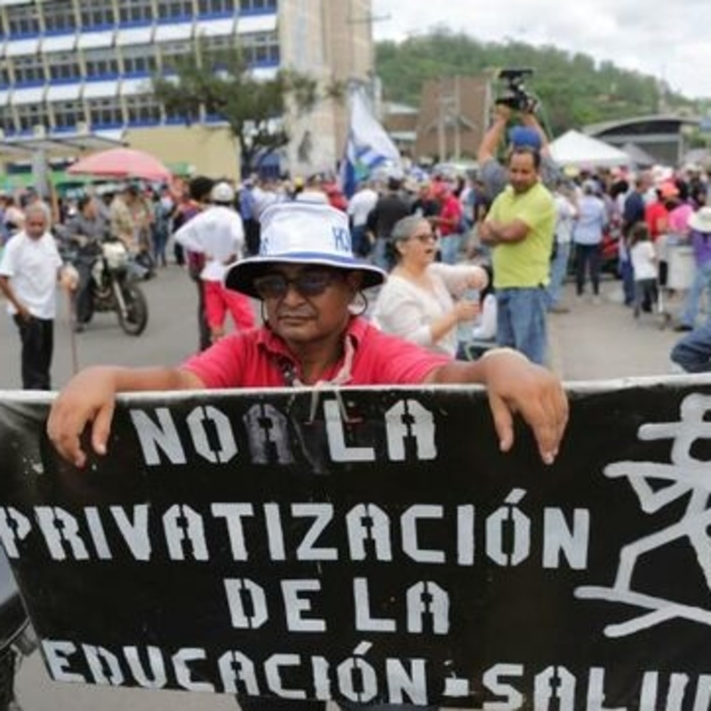 Pressenza Internacional en la oreja