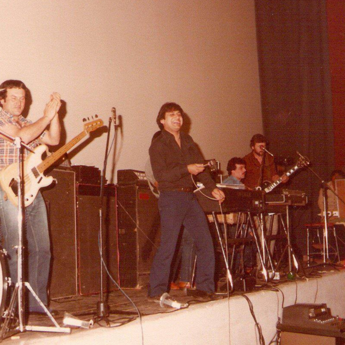 Carlos “El Negro” Acosta: serenatas, escenarios y la voz que marcó a Chajarí episode artwork