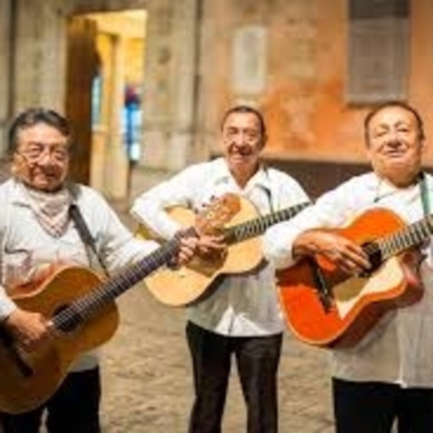 Trios musicales y serenatas en noche de romance