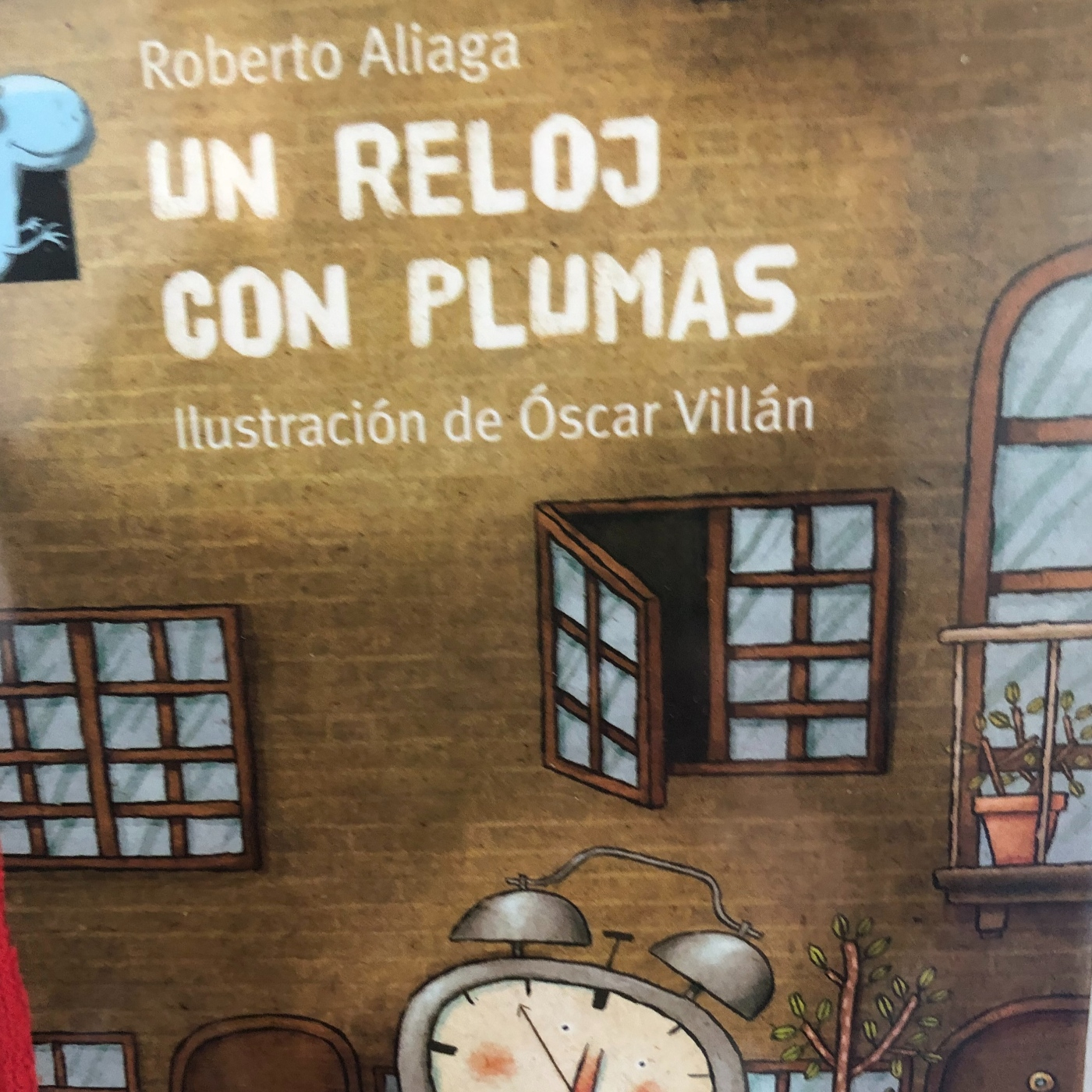 Un reloj con plumas