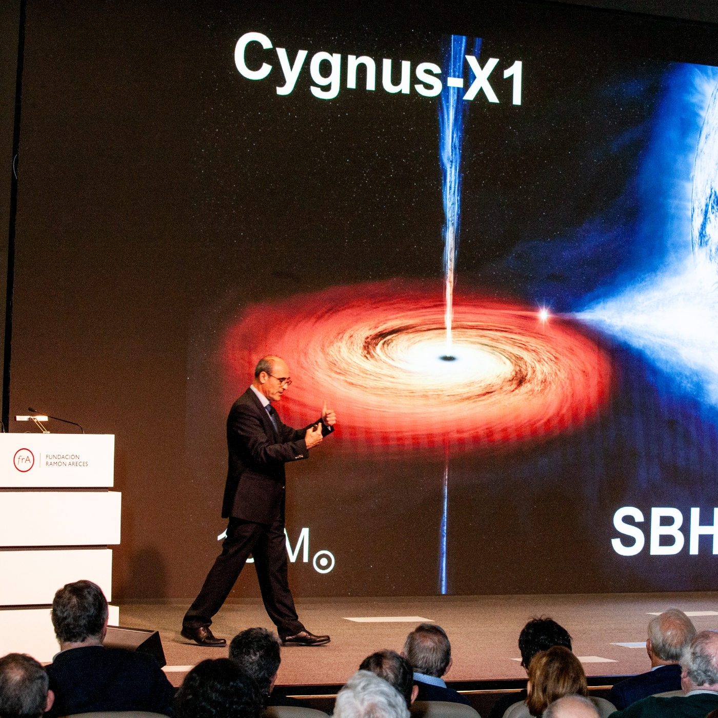 Nuevas perspectivas sobre los Grandes Misterios de la Cosmología Moderna: materia oscura y energía oscura