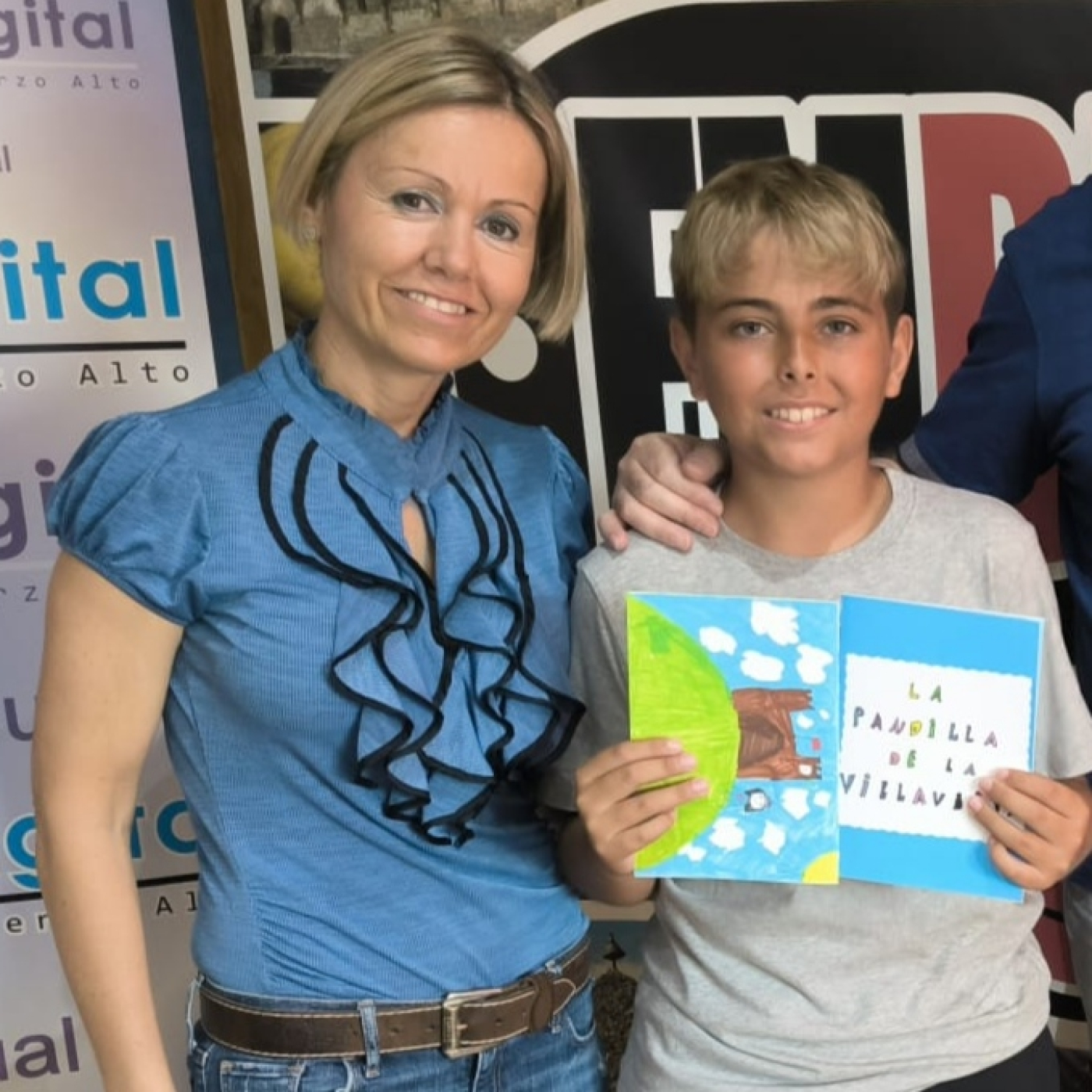 Hoy estuvieron en la radio a la directora Esther, la secretaria y coordinadora Eli, y a los alumnos Sofía y Lucas