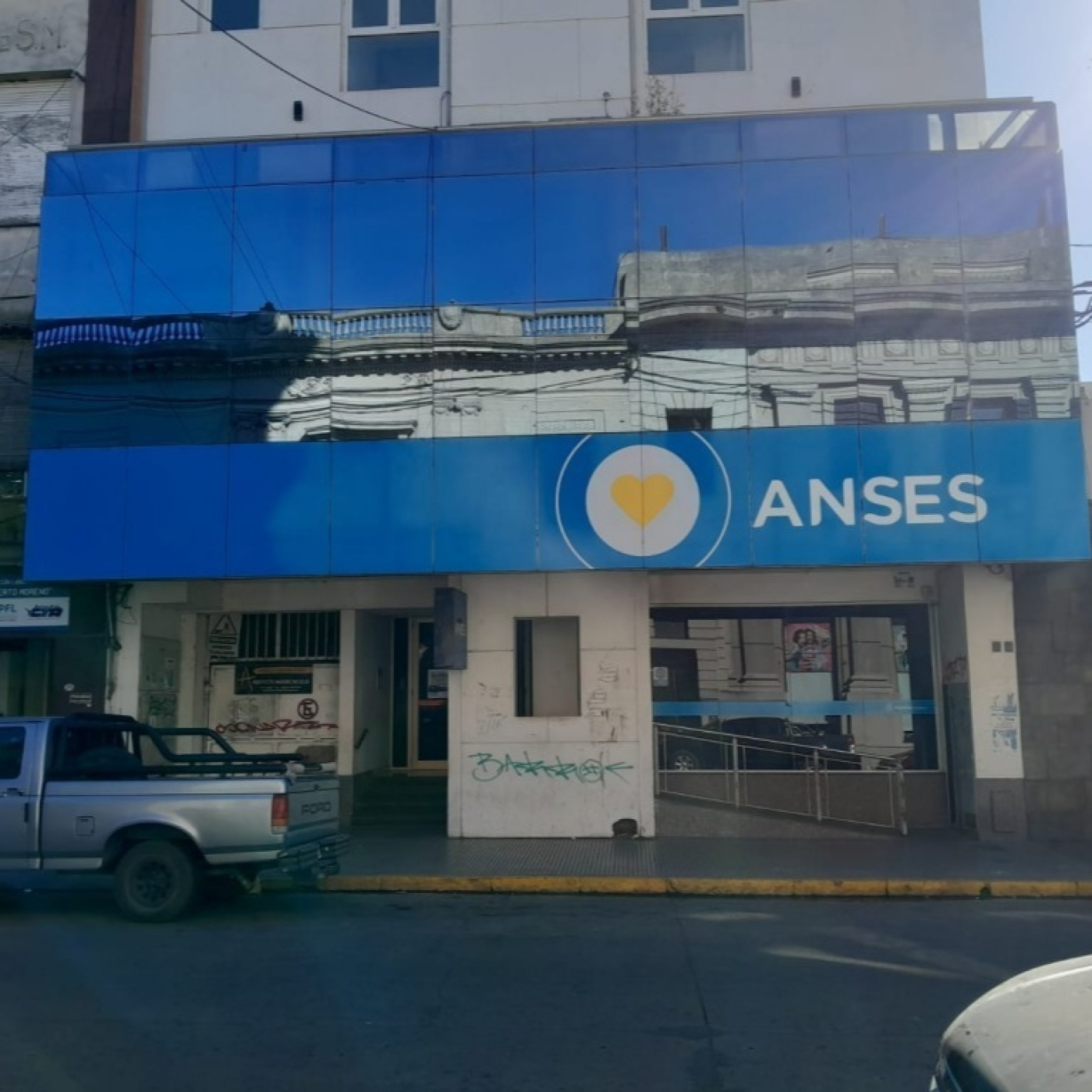 En Avenidas / Nahuel Umpierrez / Abrazo al ANSES