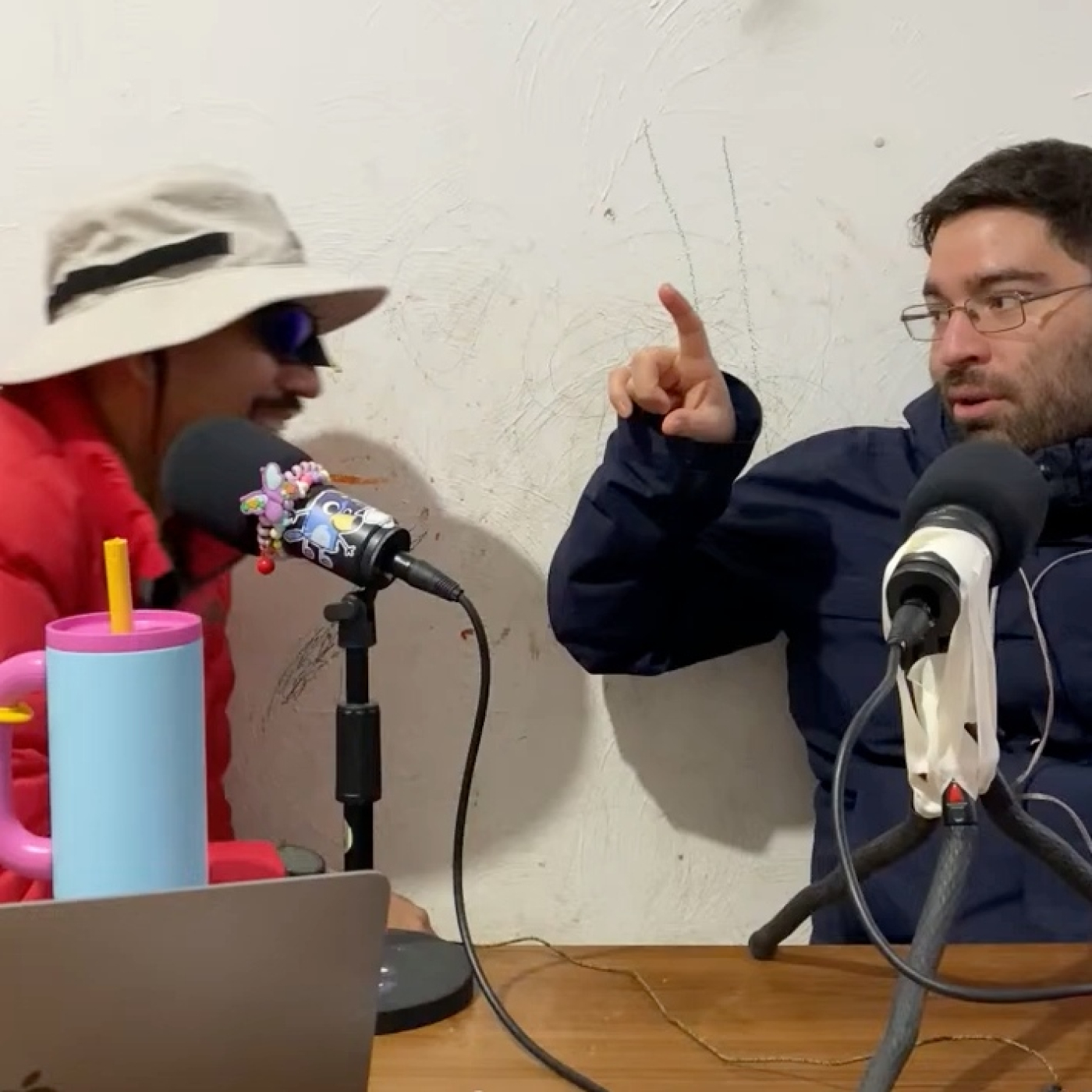   Percheros Caminantes, Conciertos Koreanos y Diseño Latinoamericano   | Los Explícitamente