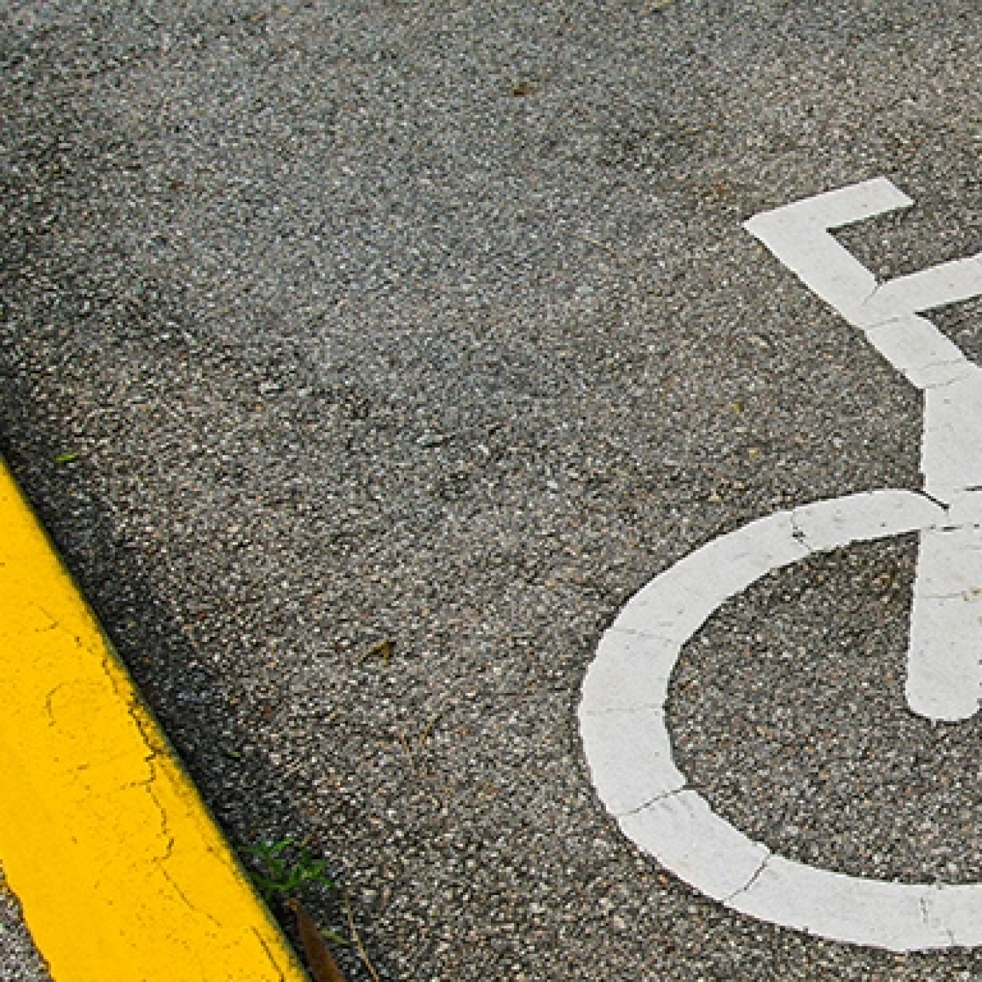 Un grup de veïns i veïnes recullen signatures en contra del carril bici episode artwork
