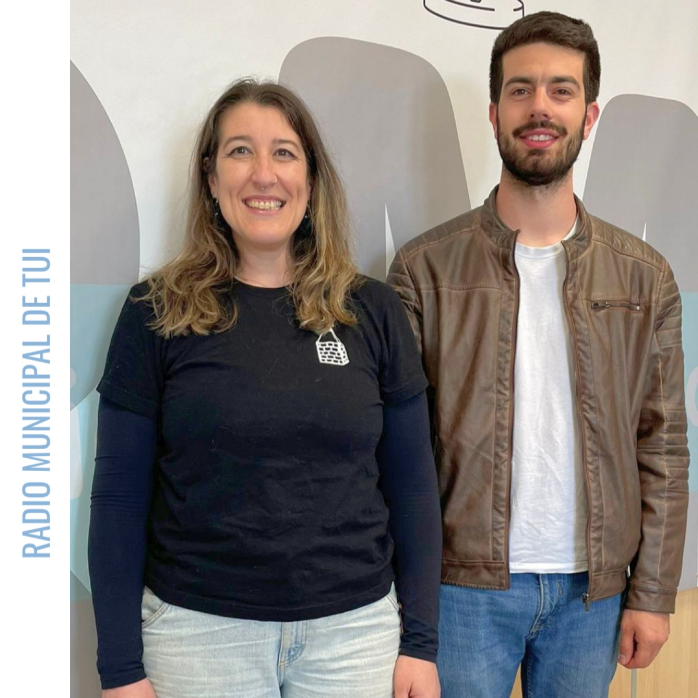 Ent. Bego Bras, directora, e Román Bugarín, do grupo de teatro Aloia de Pazos de Reis | Estrea de "Taxi" episode artwork