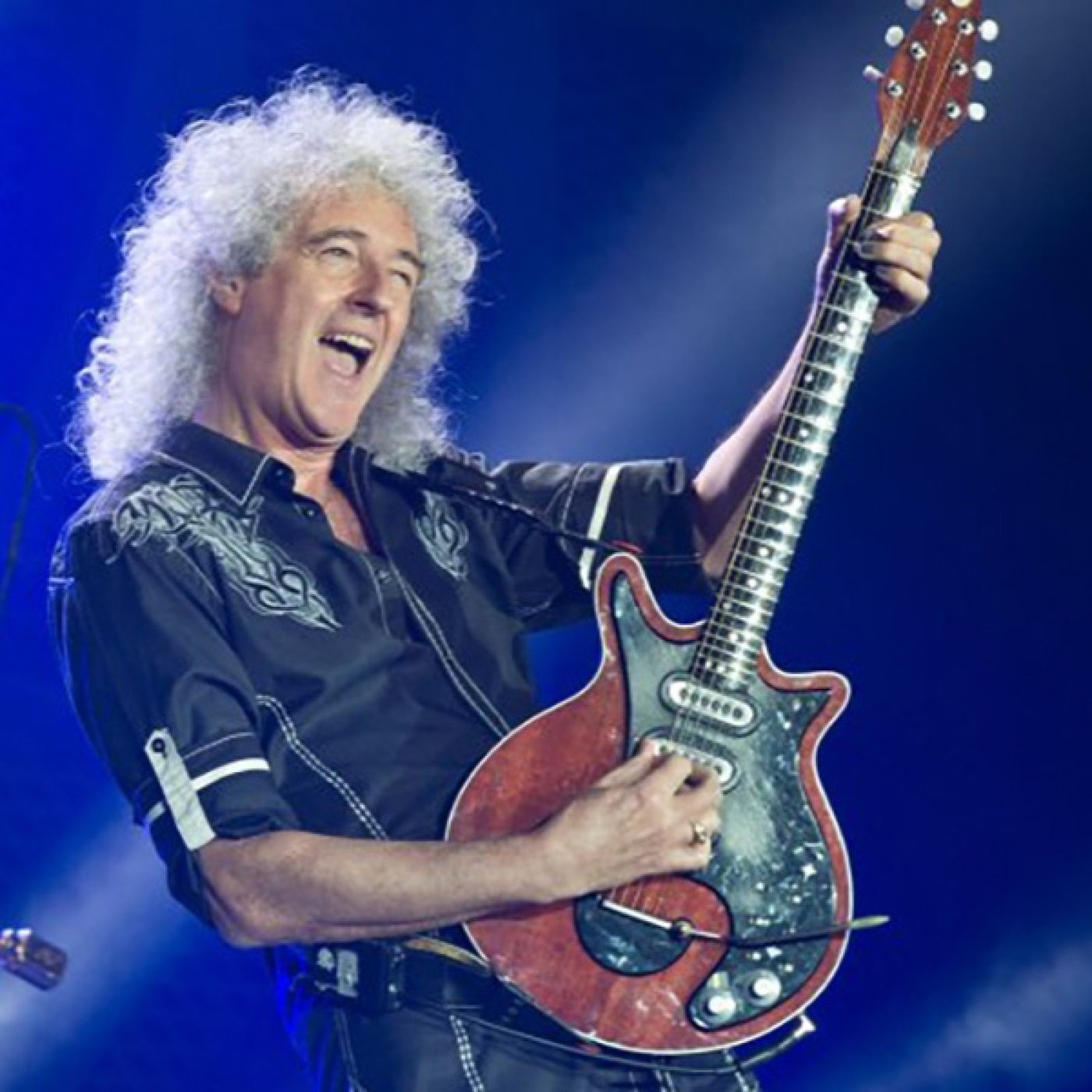Brian May de Queen sufre un derrame cerebral leve y pierde temporalmente el uso de su brazo izquierdo episode artwork