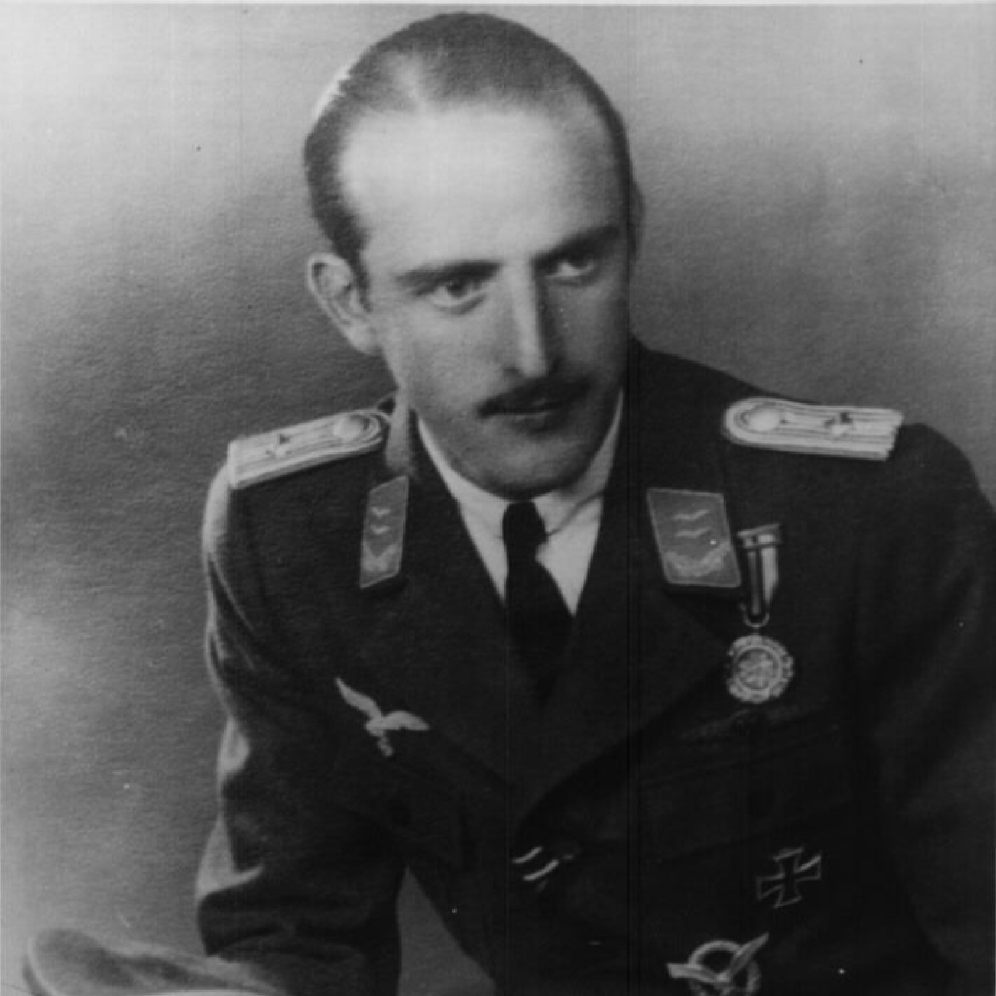 EBHM - Héroes de Guerra del Ejército del Aire español durante la 2ª Guerra Mundial #8 - Teniente Esteban Ibarreche episode artwork