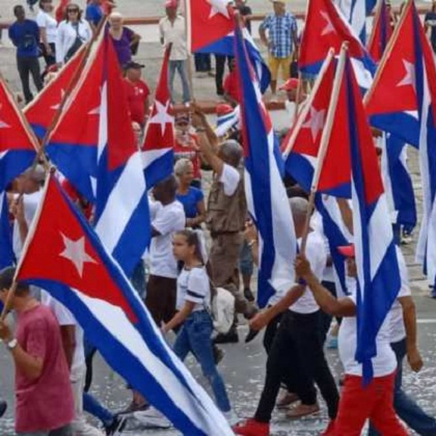 Primero de Mayo, canto de banderas desde Sancti Spíritus