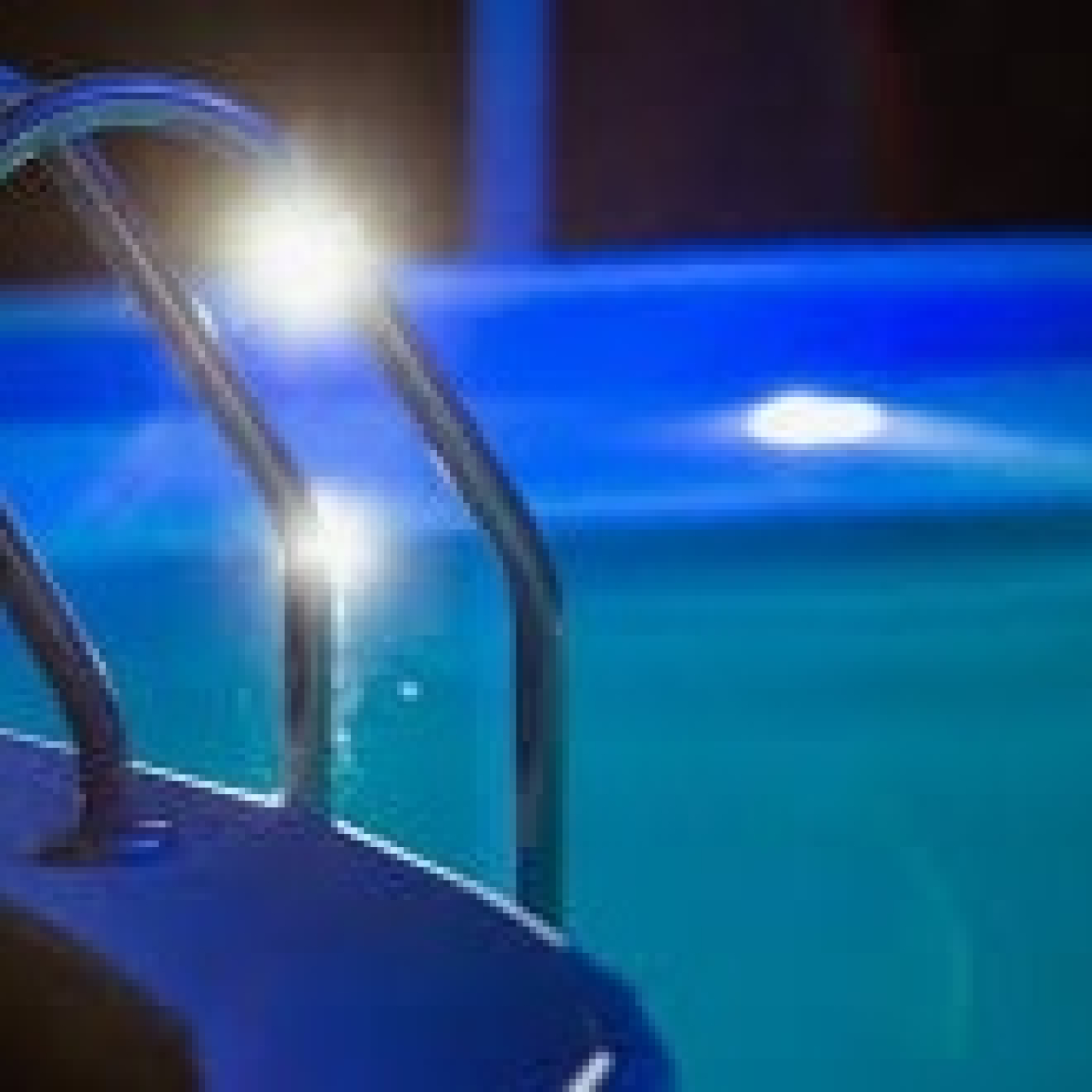Banyada nocturna a la piscina, amb servei de bar obert fins a la mitjanit episode artwork