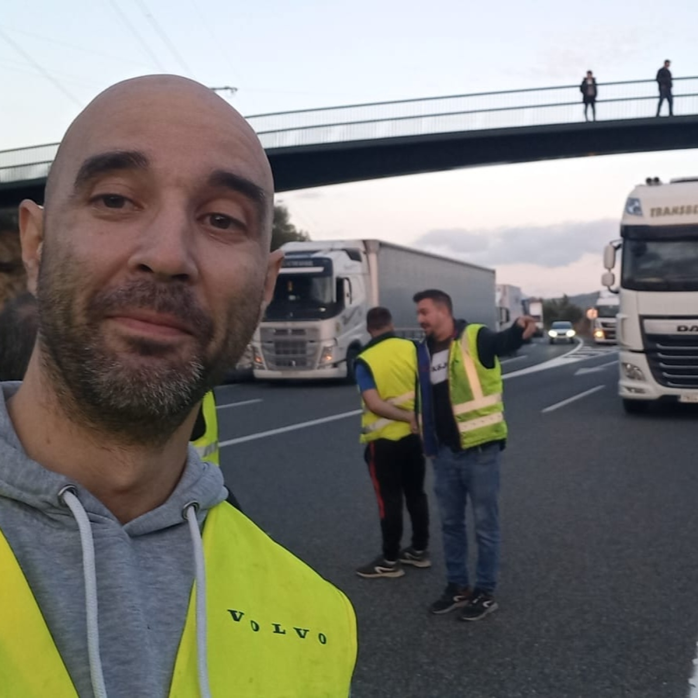 ''Como transportista me solidarizo con los agricultores y transmito mi apoyo. Tenemos que estar unidos''. episode artwork