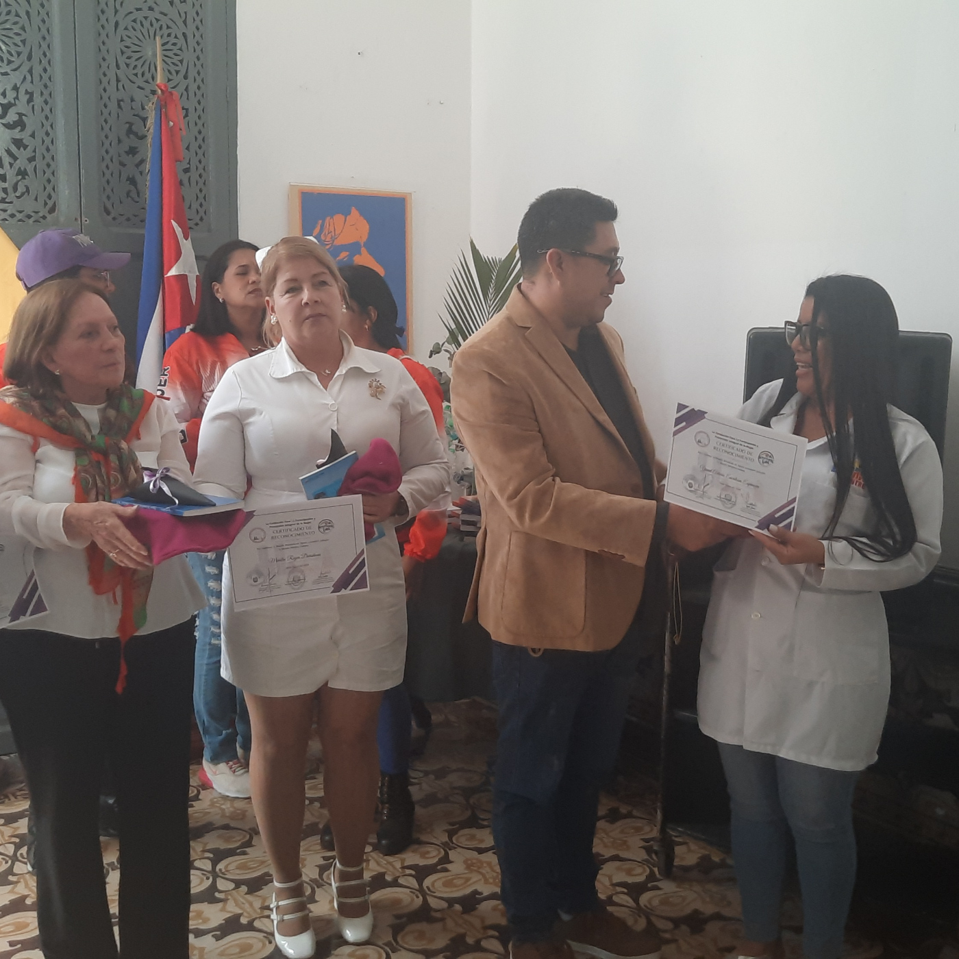 Reconocen a colaboradores cubanos que finalizan misión en Venezuela.