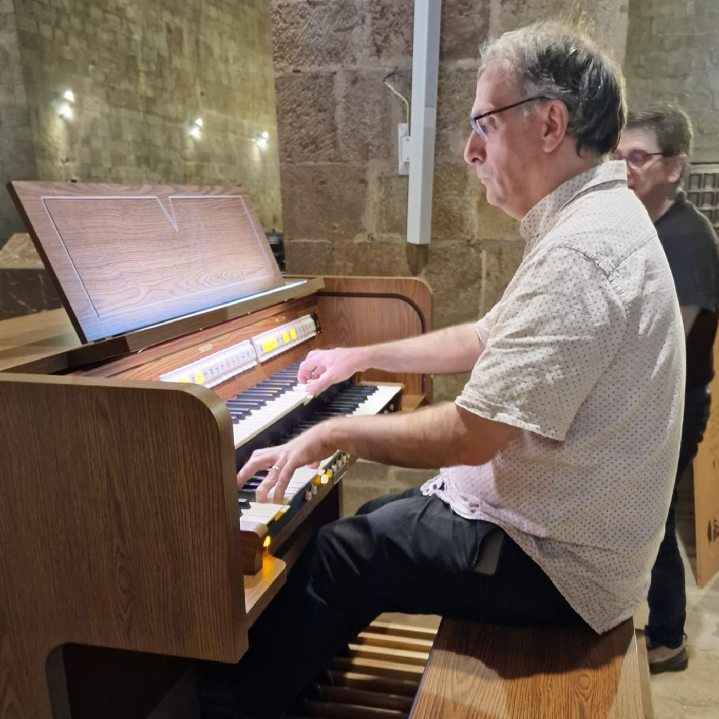 L'harmònium del monestir es jubila. Un nou orgue elèctric acompanyarà les misses cantades episode artwork