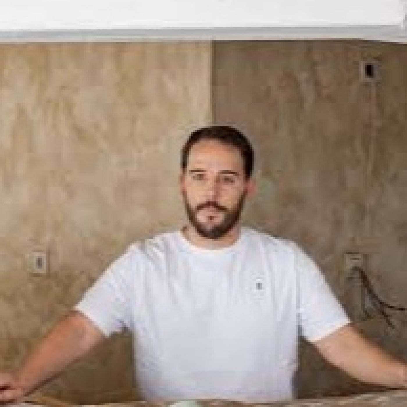 Entrevista con Carlos Bravo, empresario de hostelería que ha perdido unos de sus negocios en el pantano de San Juan. episode artwork