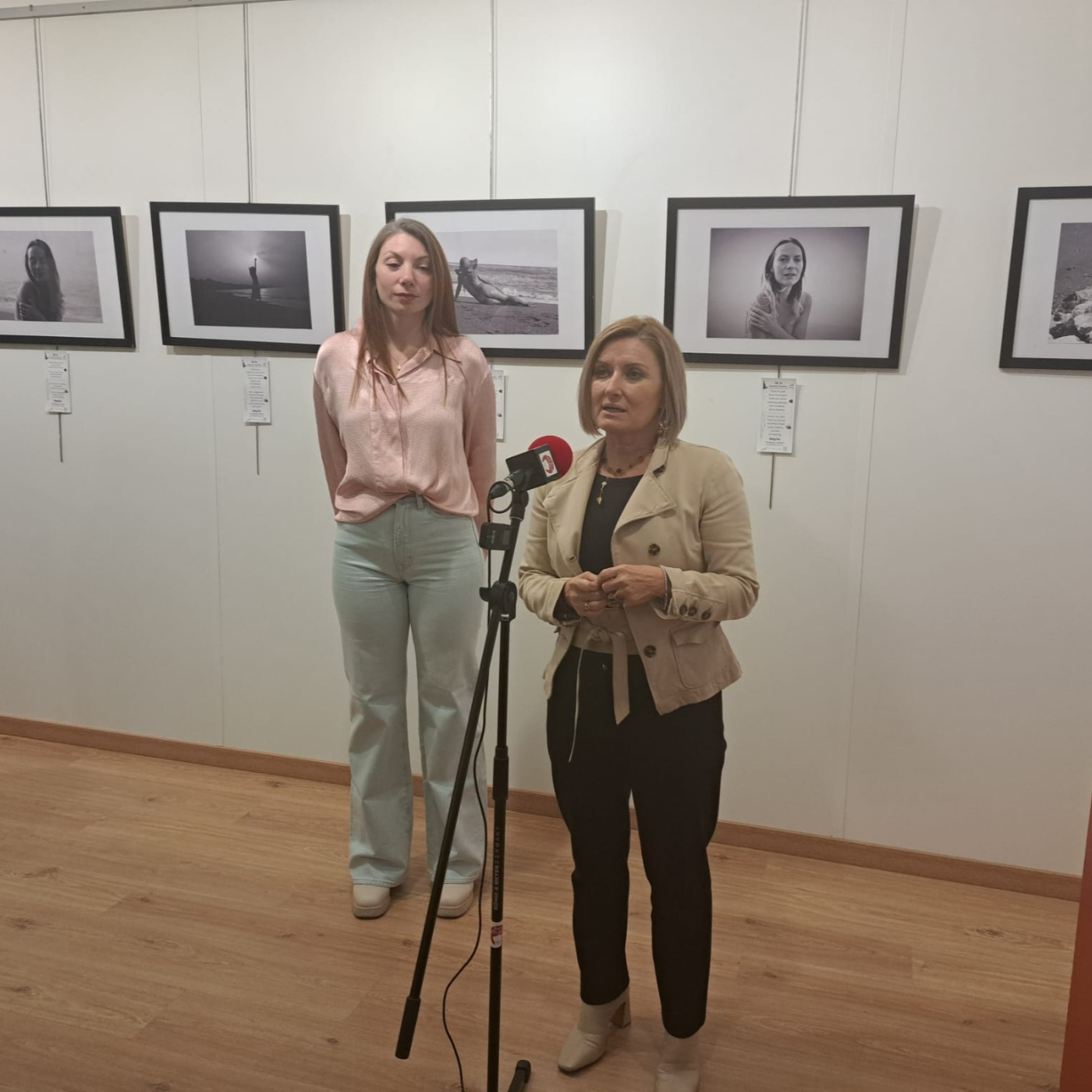Inauguración de la exposición "Being you" episode artwork