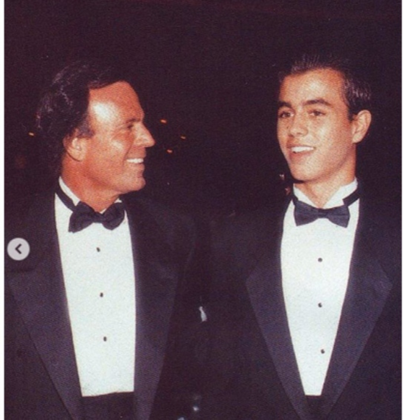Un mano a mano entre Enrique y juliuo Iglesias episode artwork