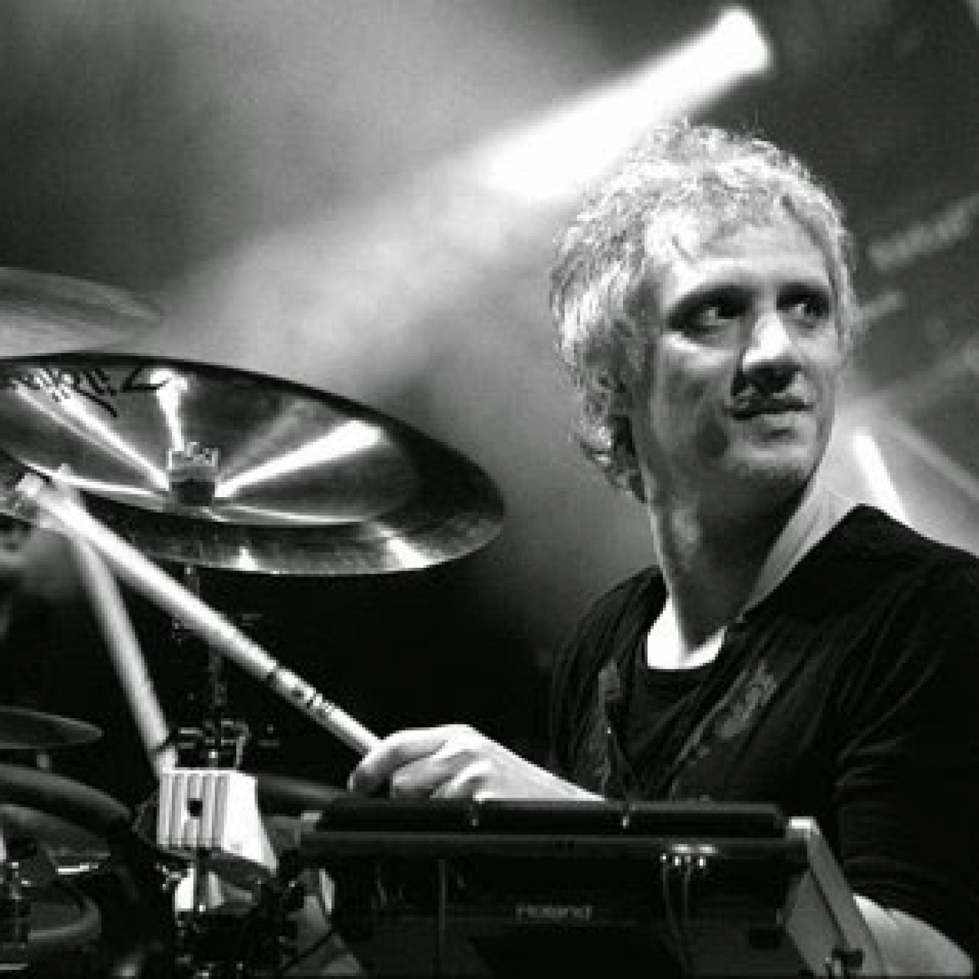 Charly Alberti, el baterista de Soda Stereo, cumple 60 años con un nuevo y ambicioso proyecto. episode artwork