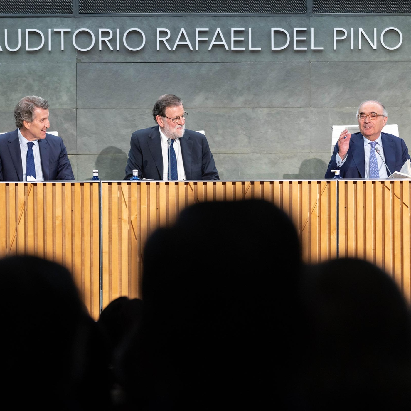Diálogo entre Mariano Rajoy, Benigno Pendás y Alberto Núñez Feijóo