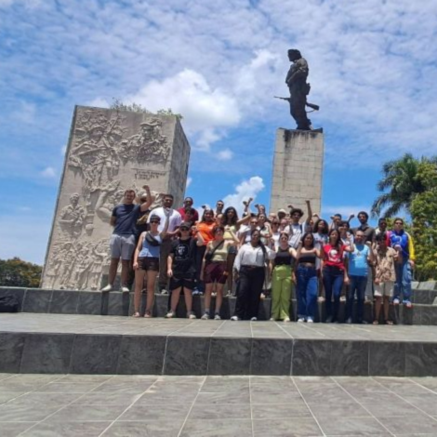 Brigada Juvenil Internacional de solidaridad "Fidel vive" rinde tributo al Che y sus compañeros de lucha en Santa Clara