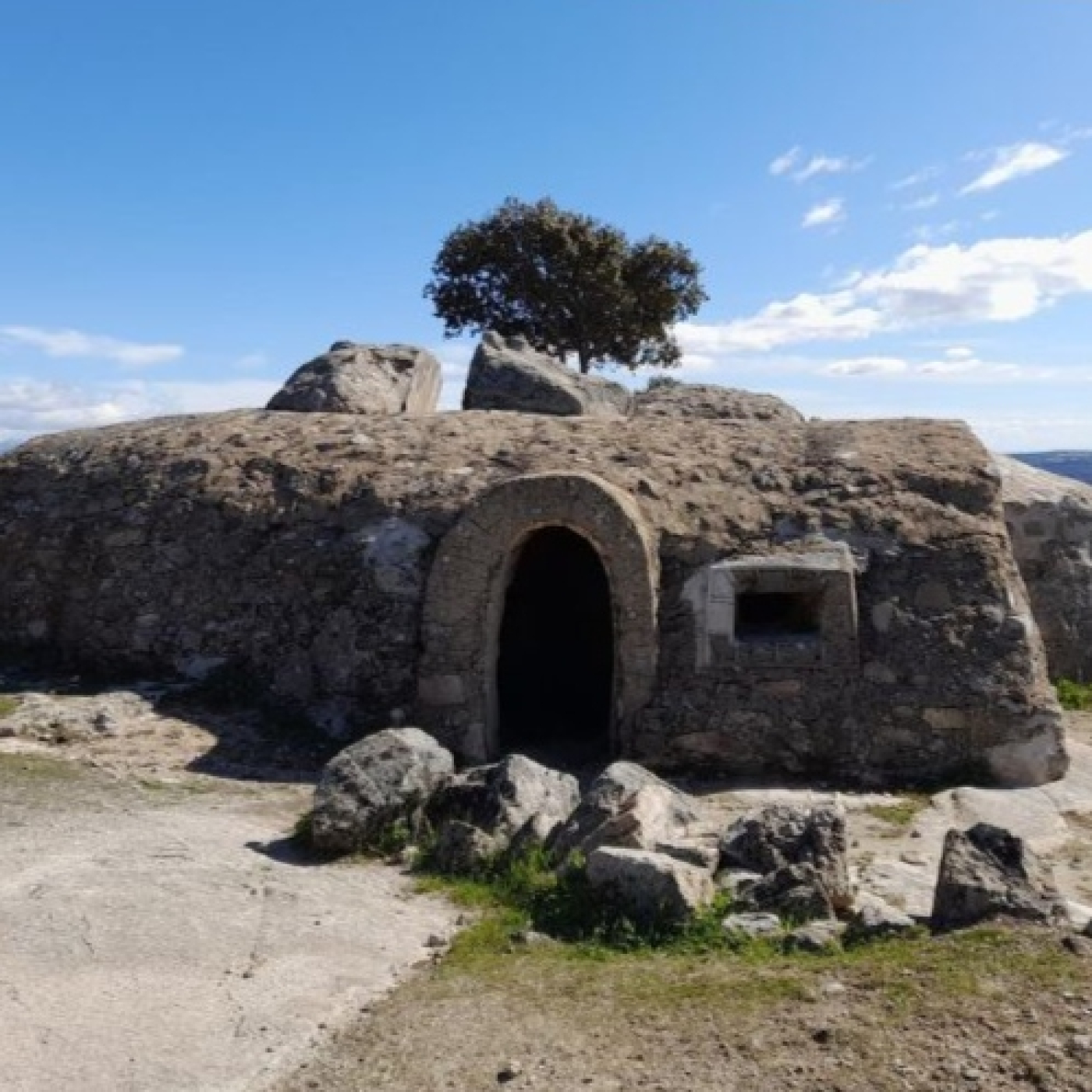 El espíritu opresor del bunker de Navalagamella - Madrid Misterioso 6x46 episode artwork