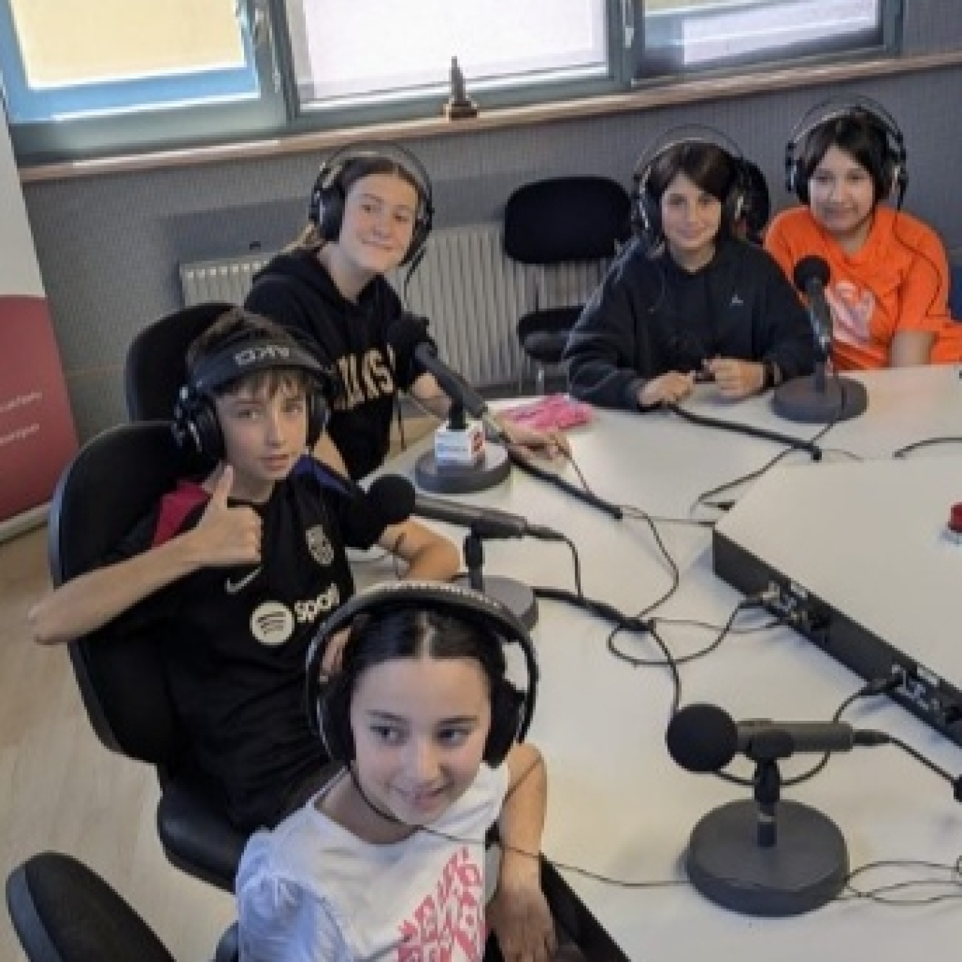 Alumnat de 5è i 6è ens expliquen el seu viatge a Les Palais episode artwork