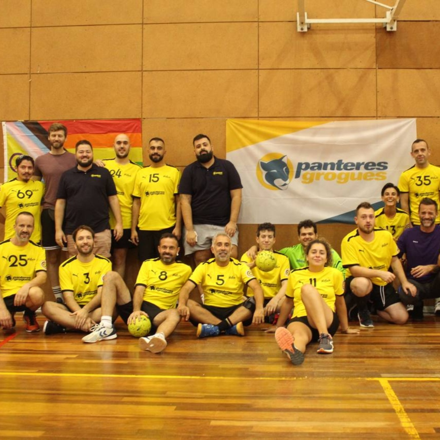 Conocemos la historia del proyecto Handbol Panteres Grogues, club deportivo LGTBI+ y amigos de Barcelona