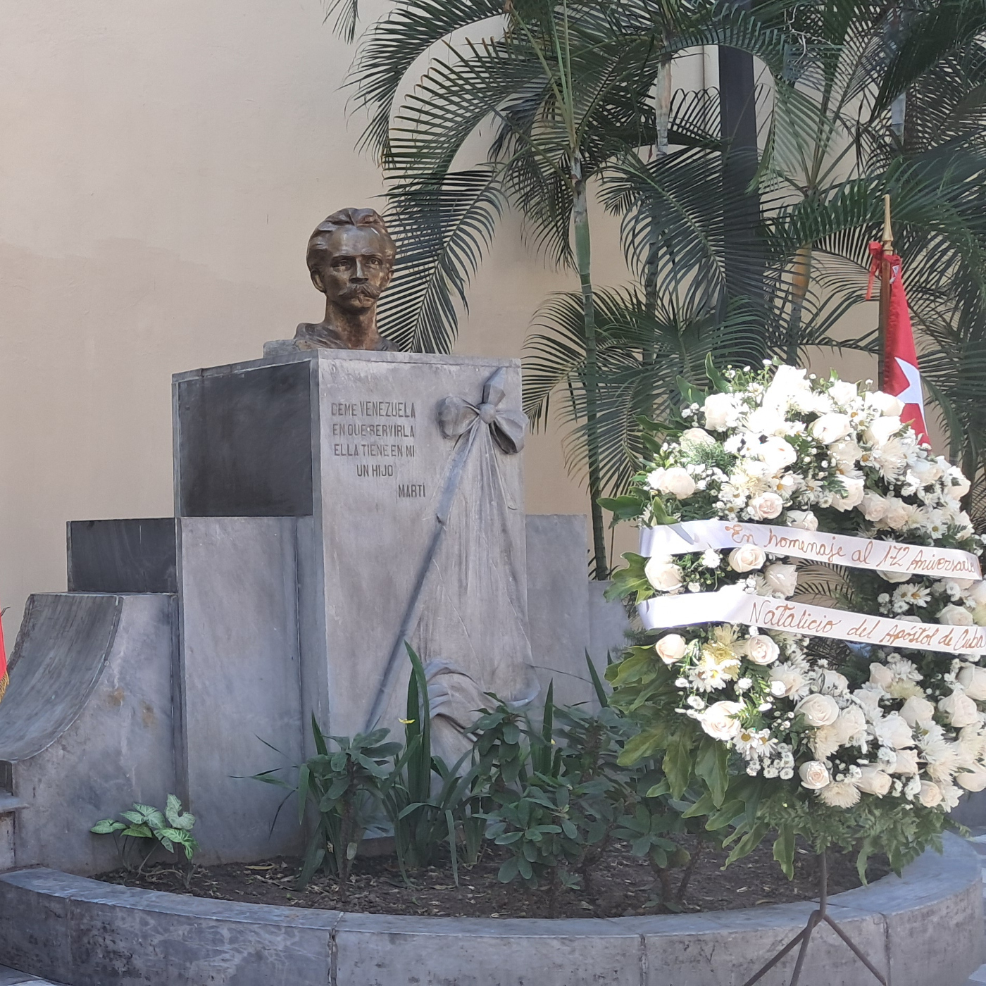 Rosas blancas para Martí en Venezuela