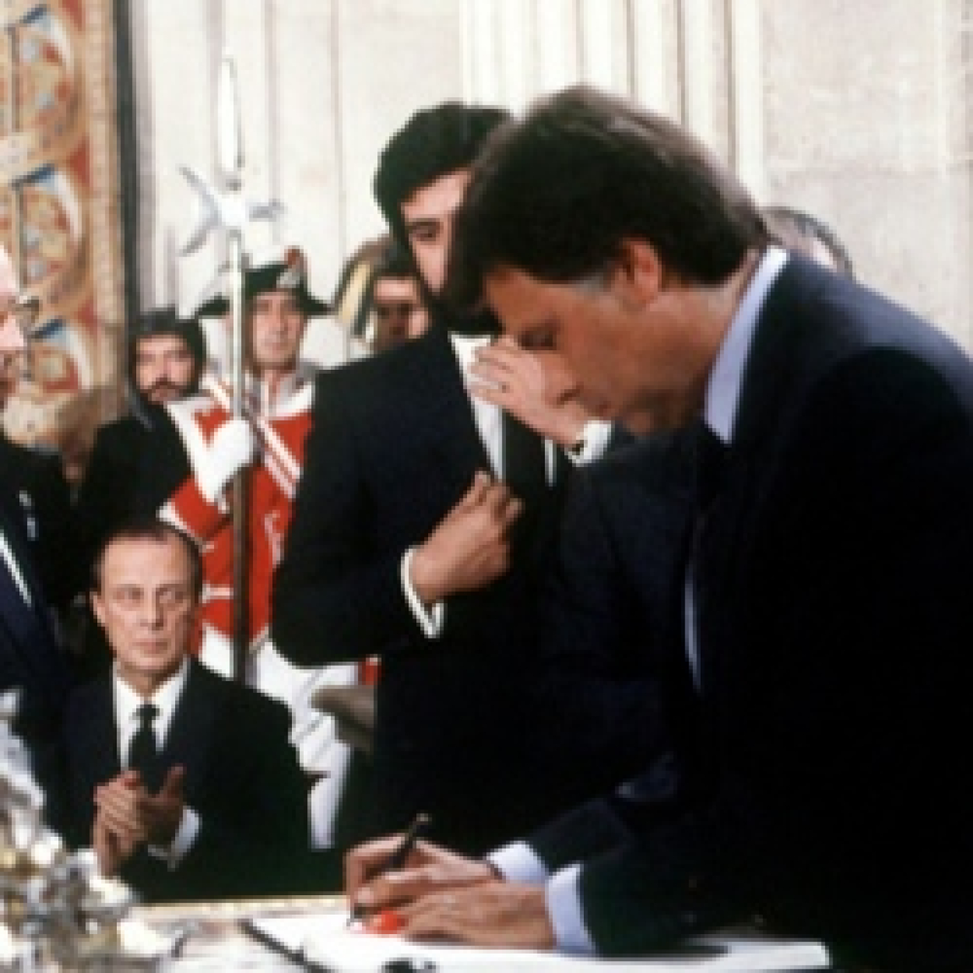 Episodio 99. El cambio de ciclo: la llegada de Felipe González. episode artwork
