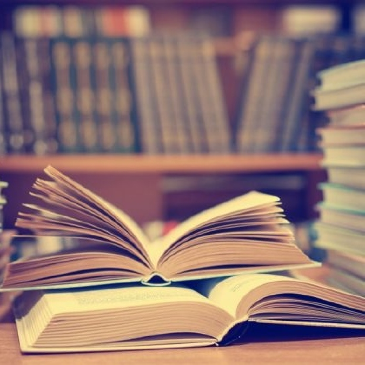 ¿Es la novela histórica atractiva para los jóvenes? - Charla con autor@s episode artwork
