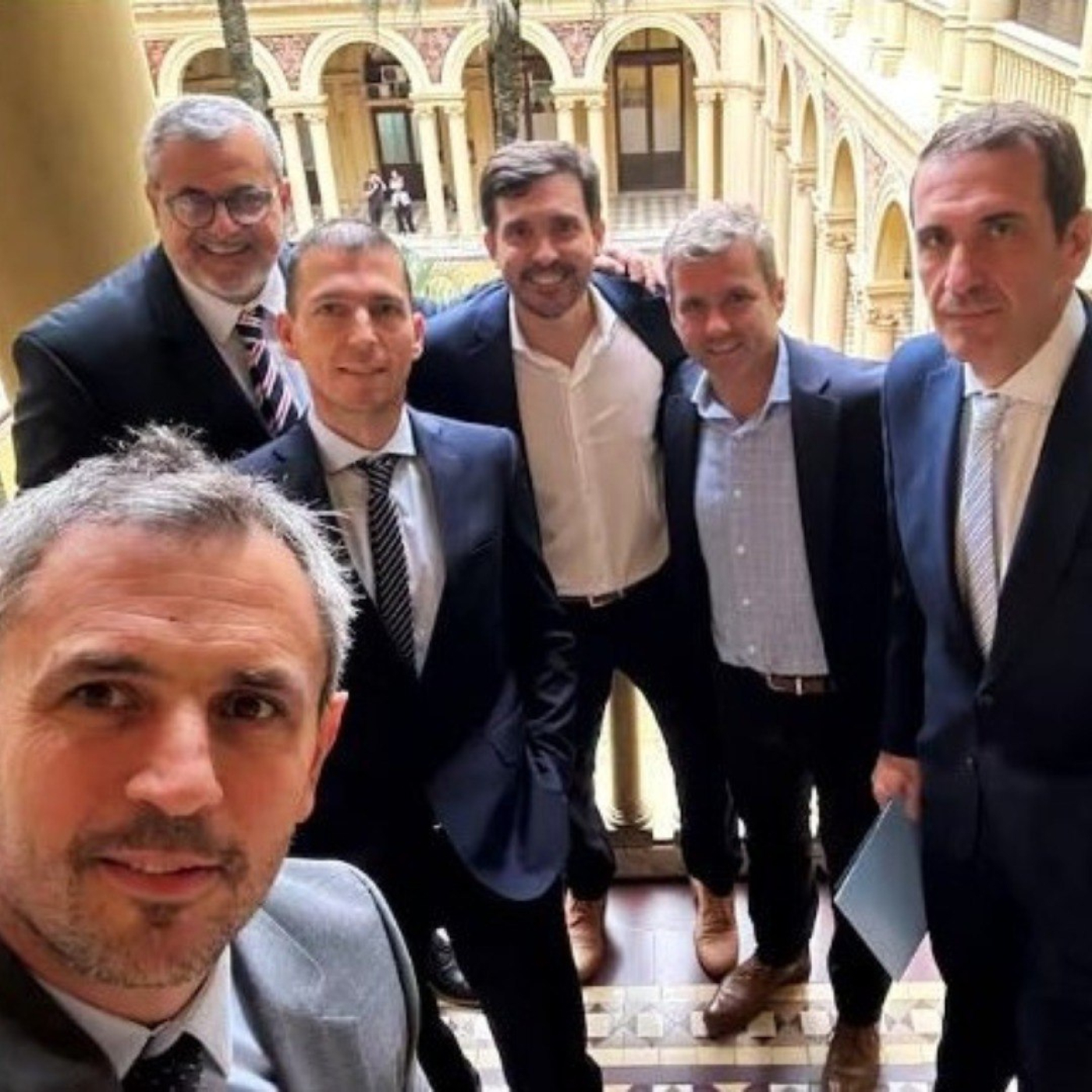 Con el apoyo de diputados de la UCR el oficialismo logró blindar el veto Milei episode artwork