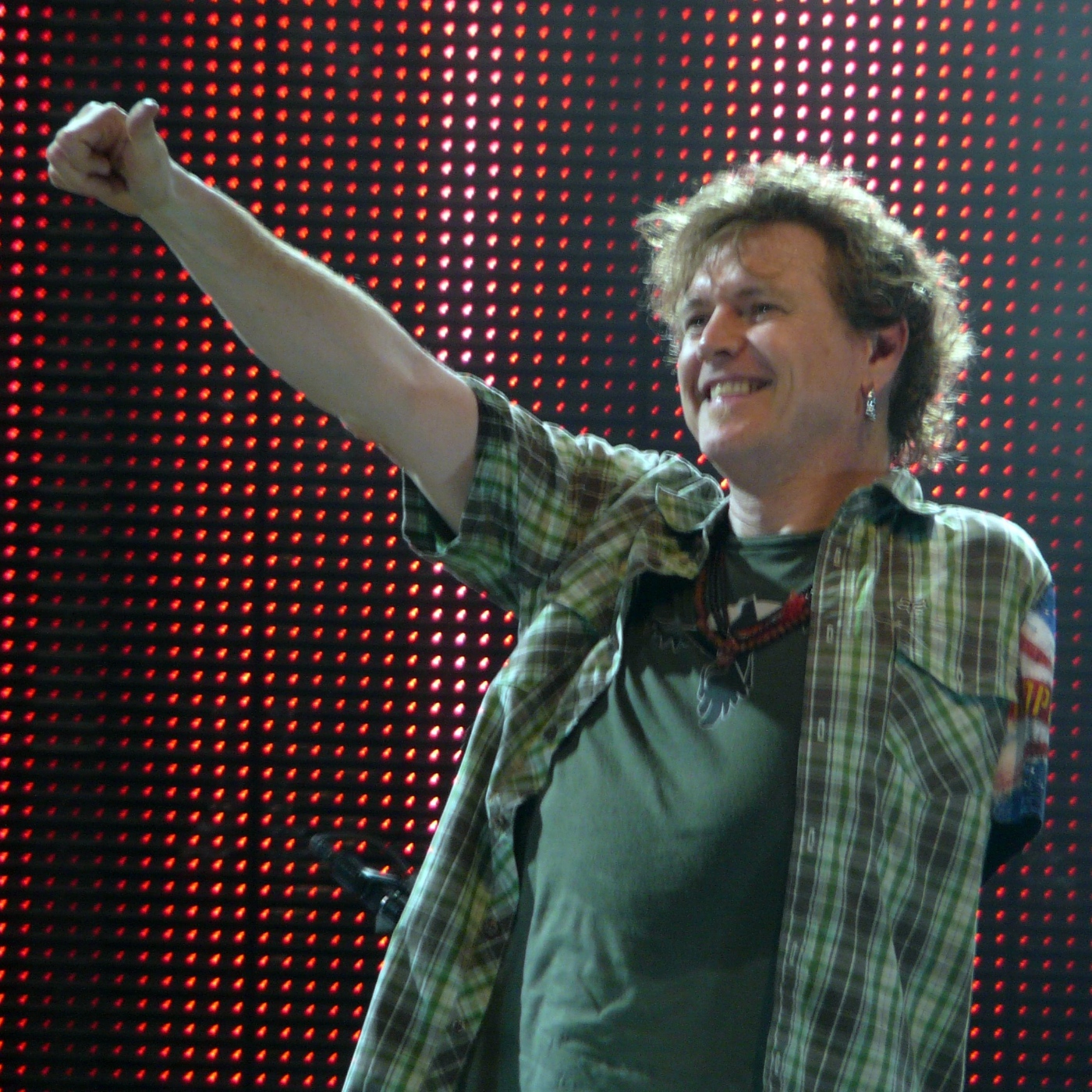 Rick Allen, baterista de Def Leppard, es atacado violentamente en Florida. La banda británica estrena álbum sinfónico. episode artwork
