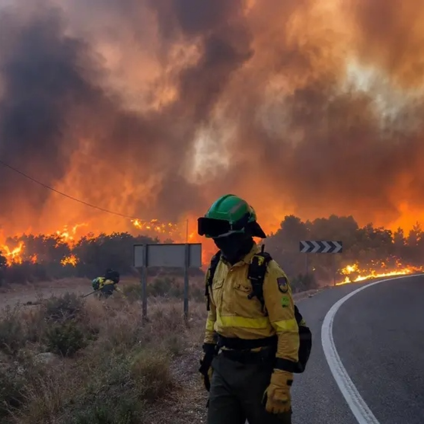 RENDIMOS HOMENAJE a nuestros HEROES: Bomberos, UME, Guardia Civil, Municipales, Protección Civil, Sanitarios, Infoca y + episode artwork