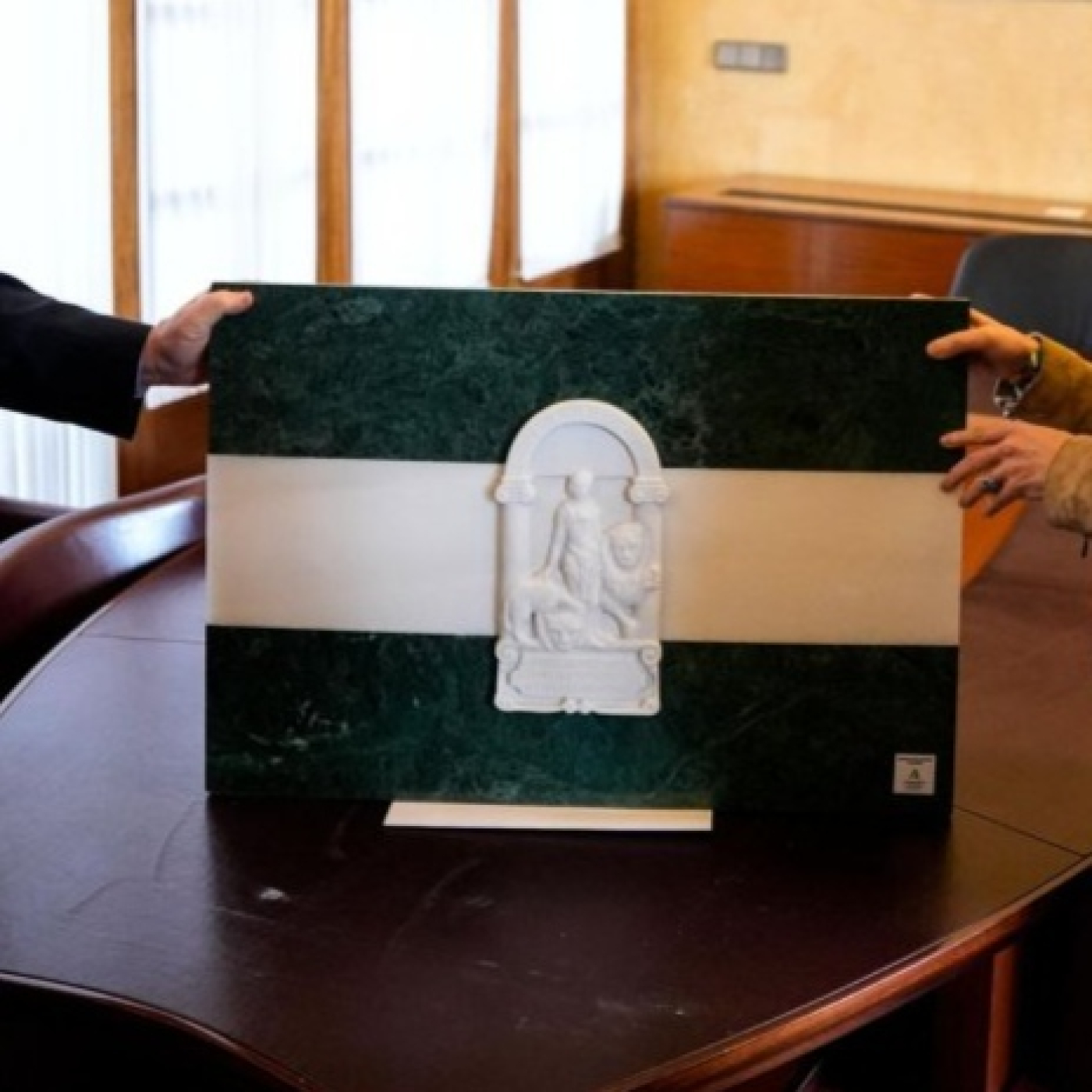Piedra y arte: La historia de la bandera de Andalucía hecha con mármol de Almería que descansa en el Parlamento andaluz episode artwork