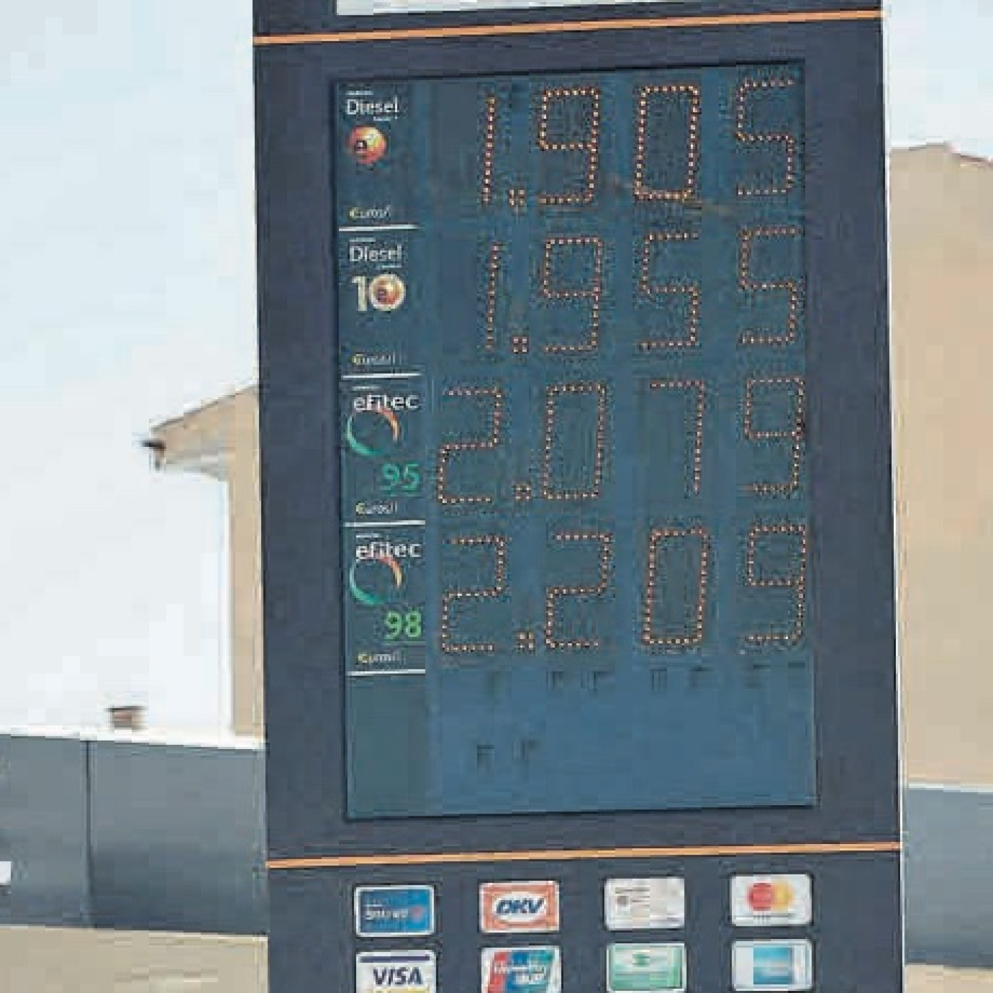 La gasolina bat un altre rècord i supera els 2 € en un de cada tres assortidors episode artwork