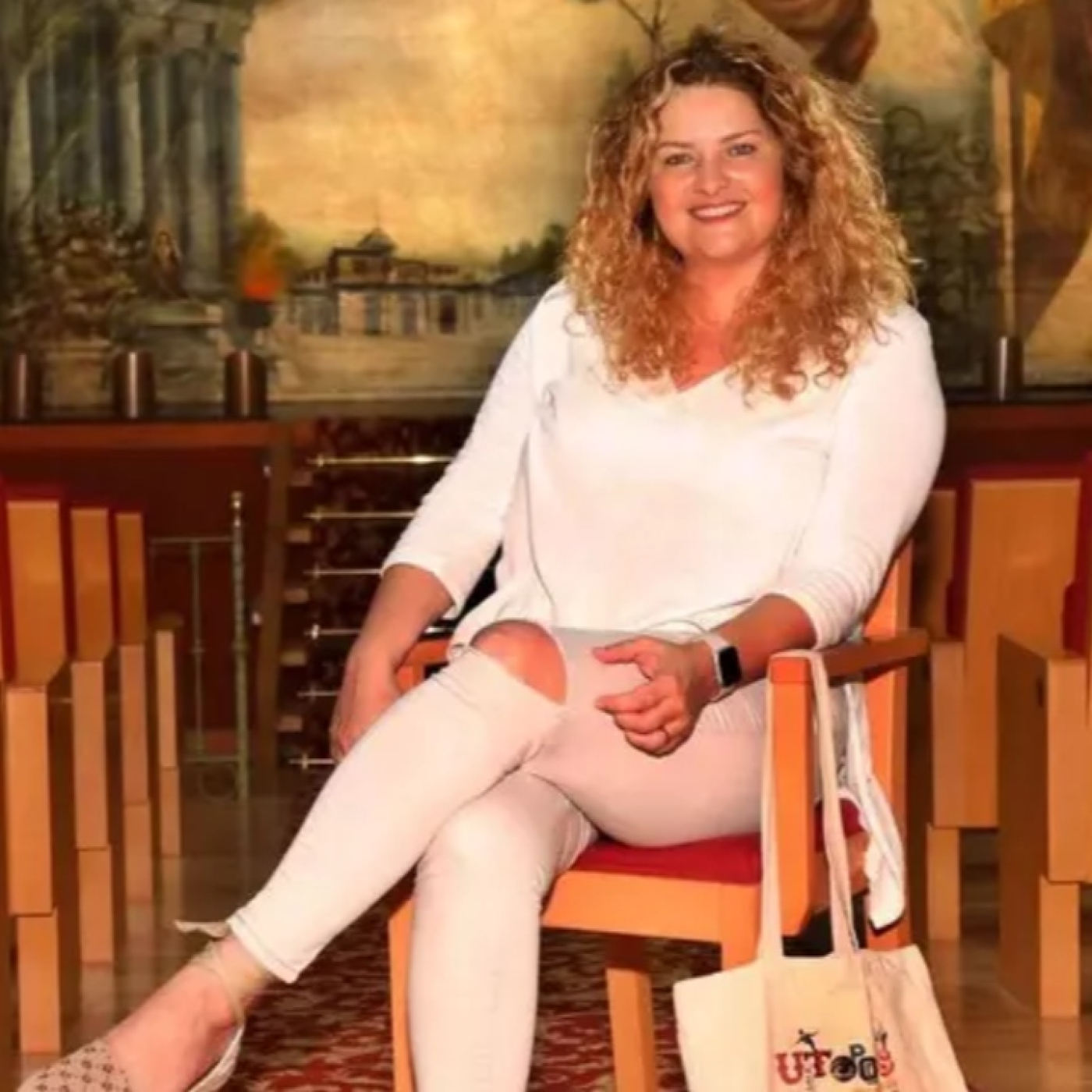 Entrevista a Cristina Roca, directora del Teatro Apolo de El Algar episode artwork