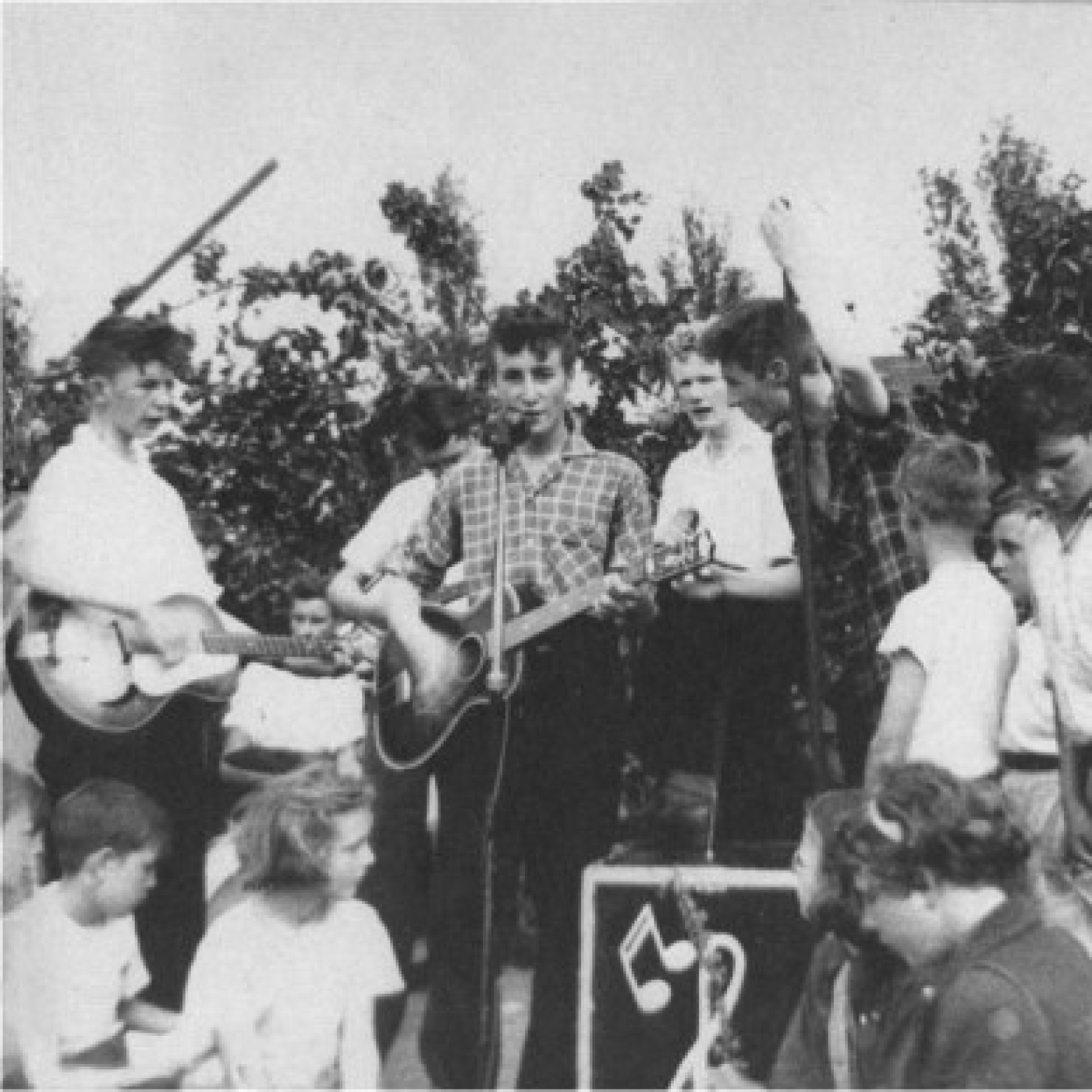 #24 - John Lennon y Paul McCartney son presentados. episode artwork