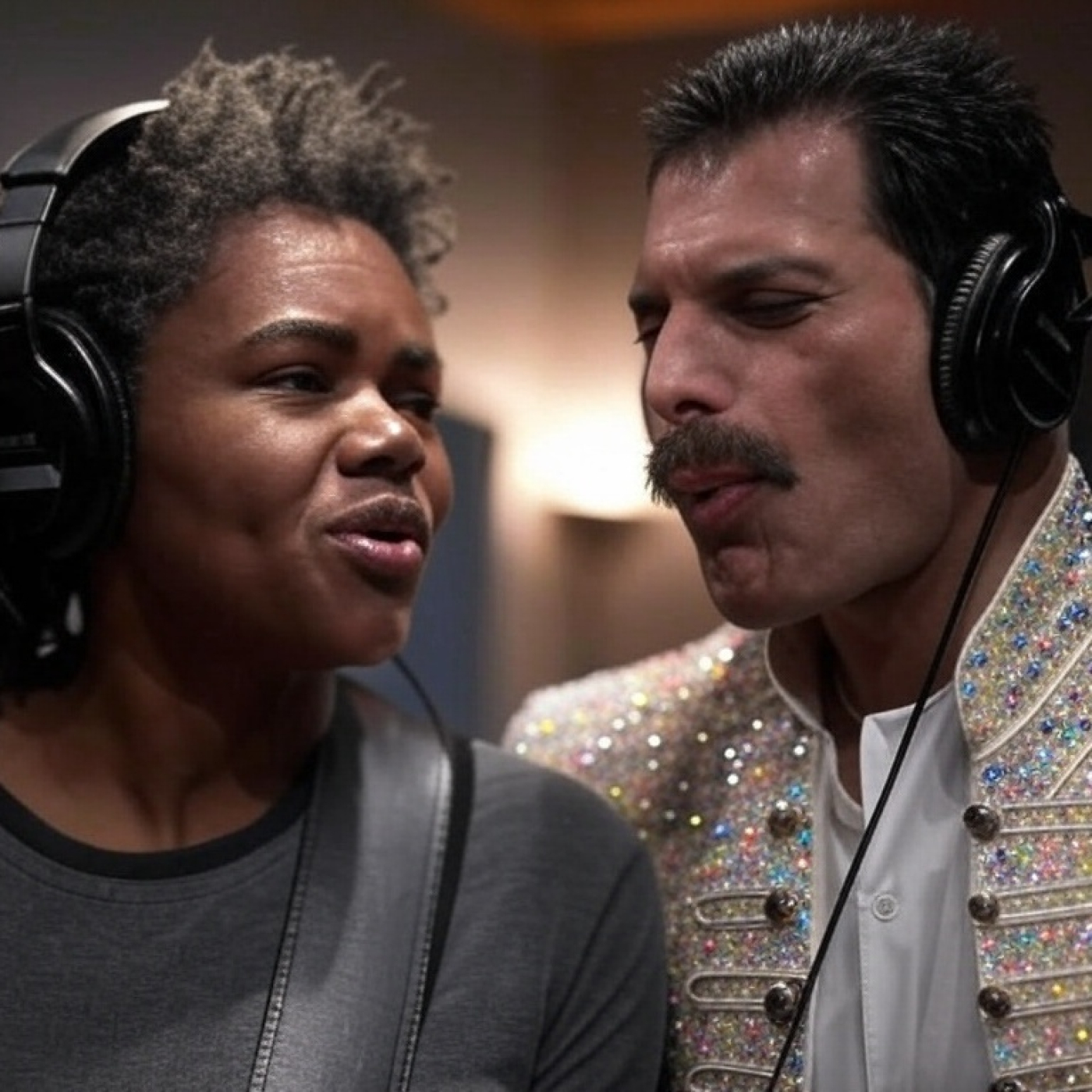 Las mejores canciones para probar los auriculares, según los expertos: una es de Tracy Chapman y la otra de Queen. episode artwork