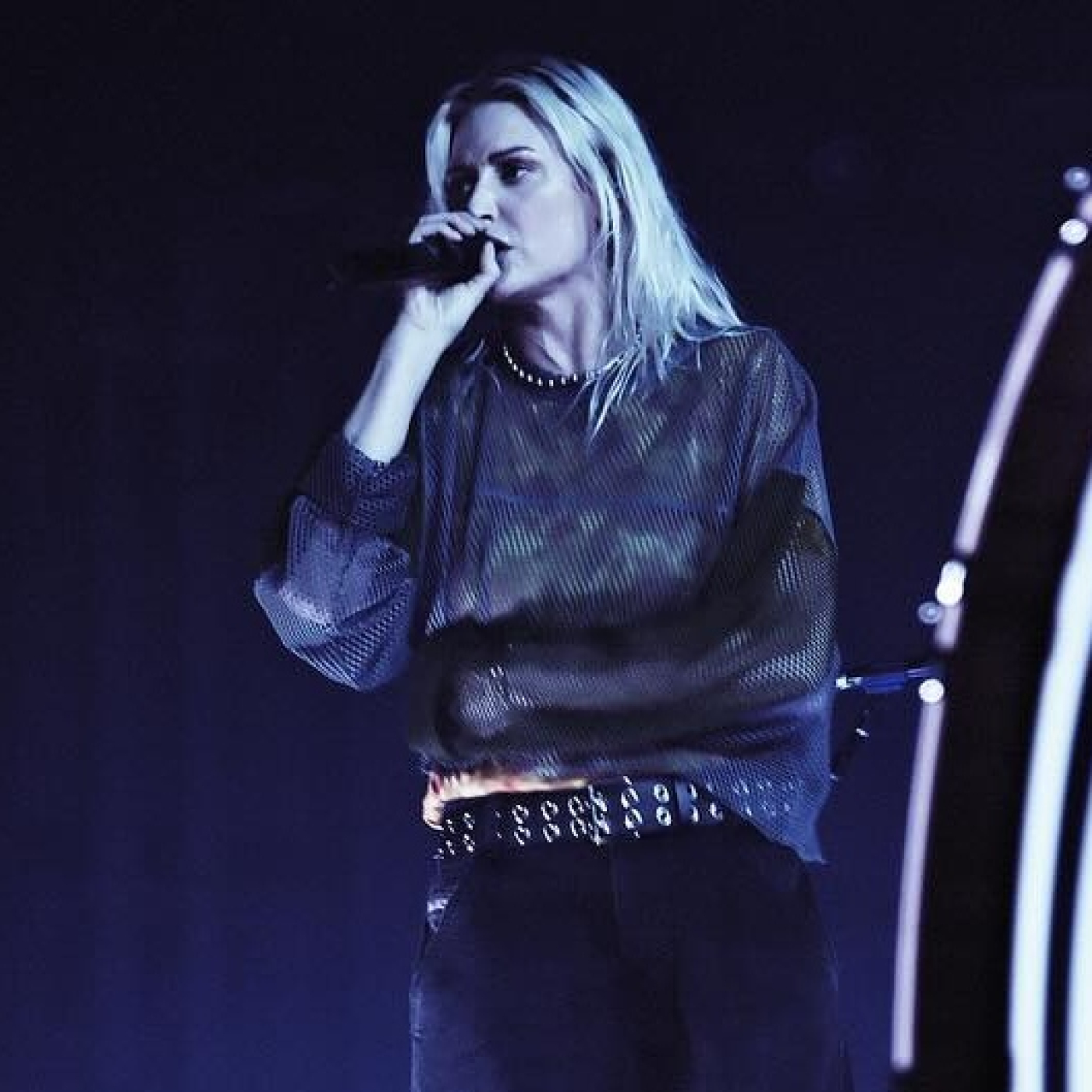 La cálida recepción a Emily Armstrong, la nueva cantante de Linkin Park, se agrió por un evento de su pasado. episode artwork