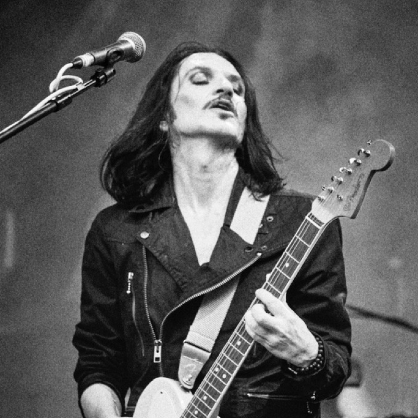 El líder de Placebo, Brian Molko, detiene show después de que los fans se negaran a dejar de filmar con sus celulares. episode artwork