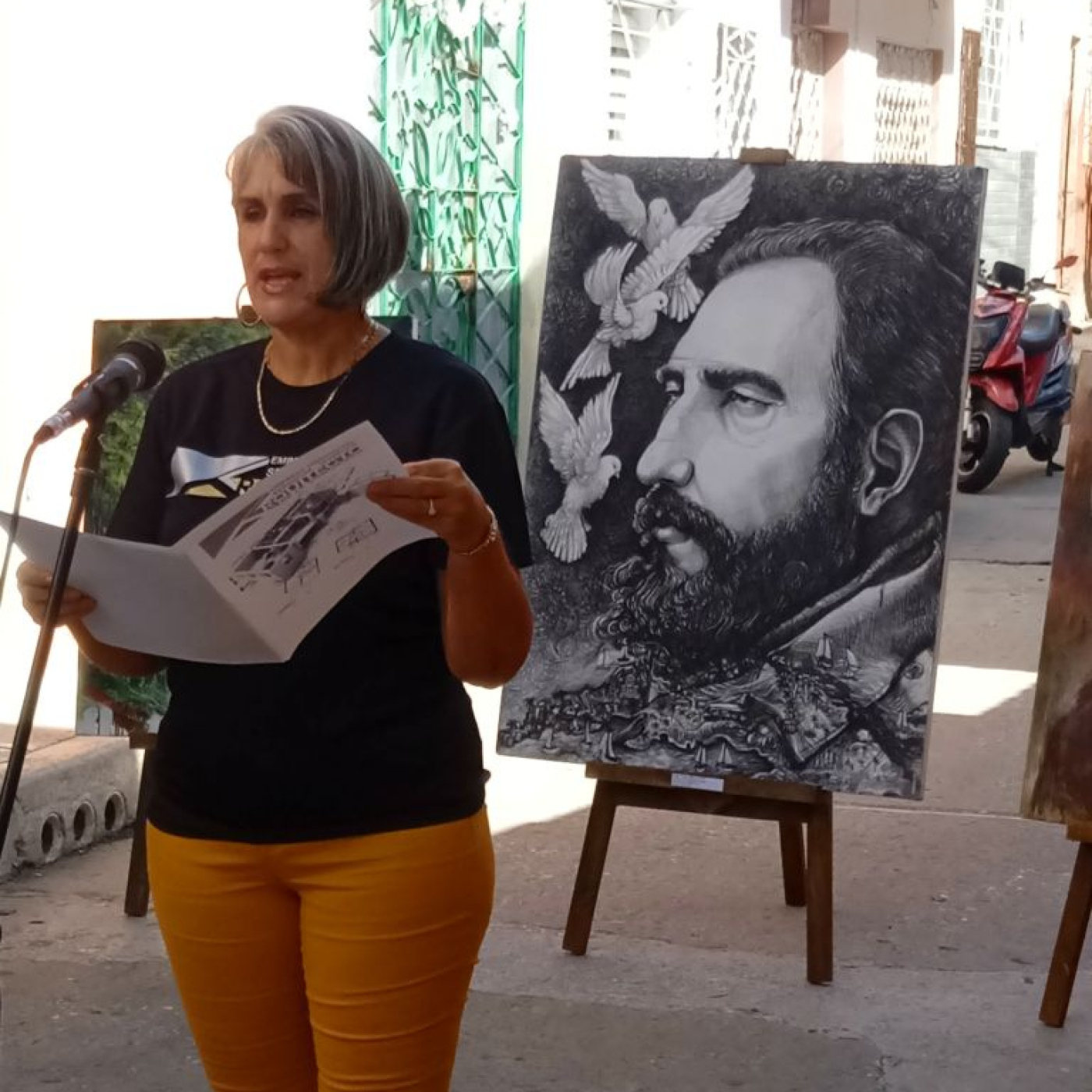Trabajadores de la Empresa Arquitecto de la comunidad al lado de Raúl y la revolución episode artwork